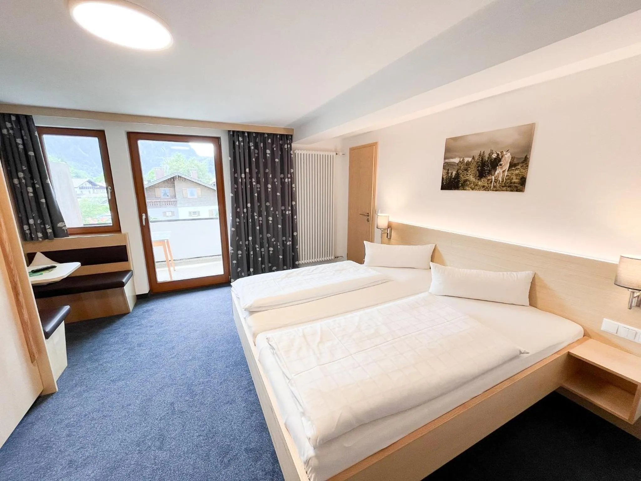 Photo of the whole room, Bed in Fideliushaus