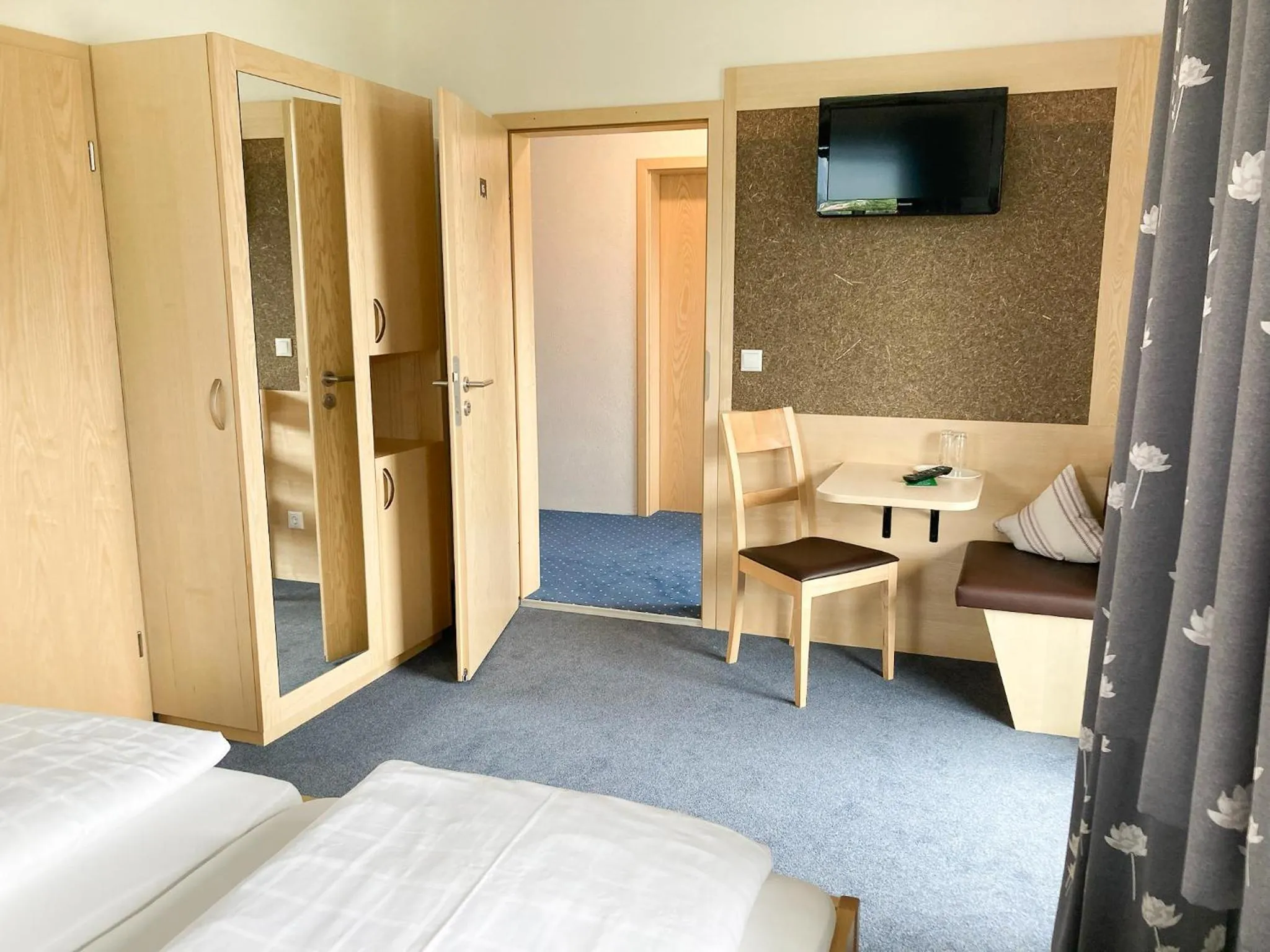 Photo of the whole room, Bed in Fideliushaus