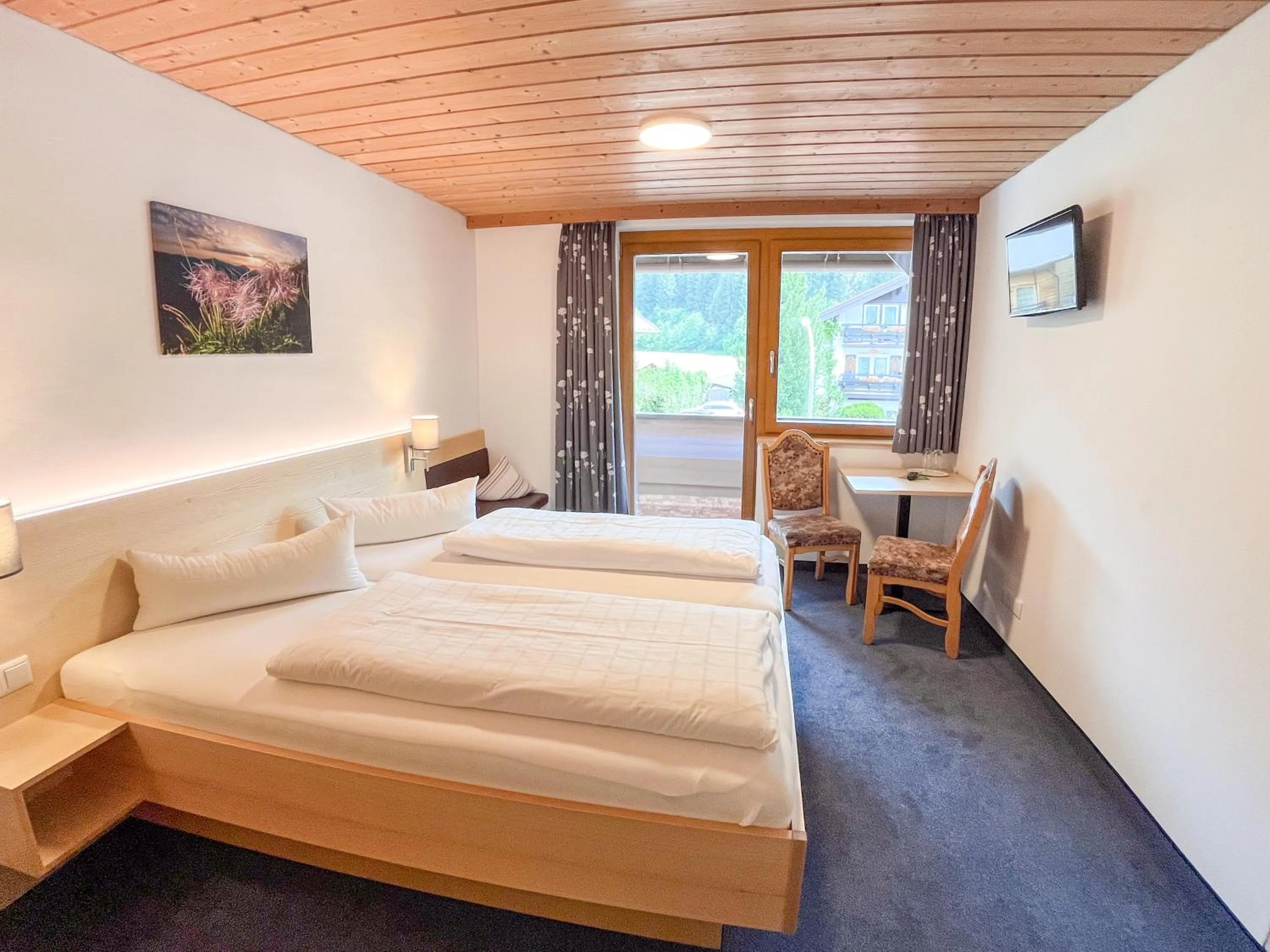 Photo of the whole room, Bed in Fideliushaus