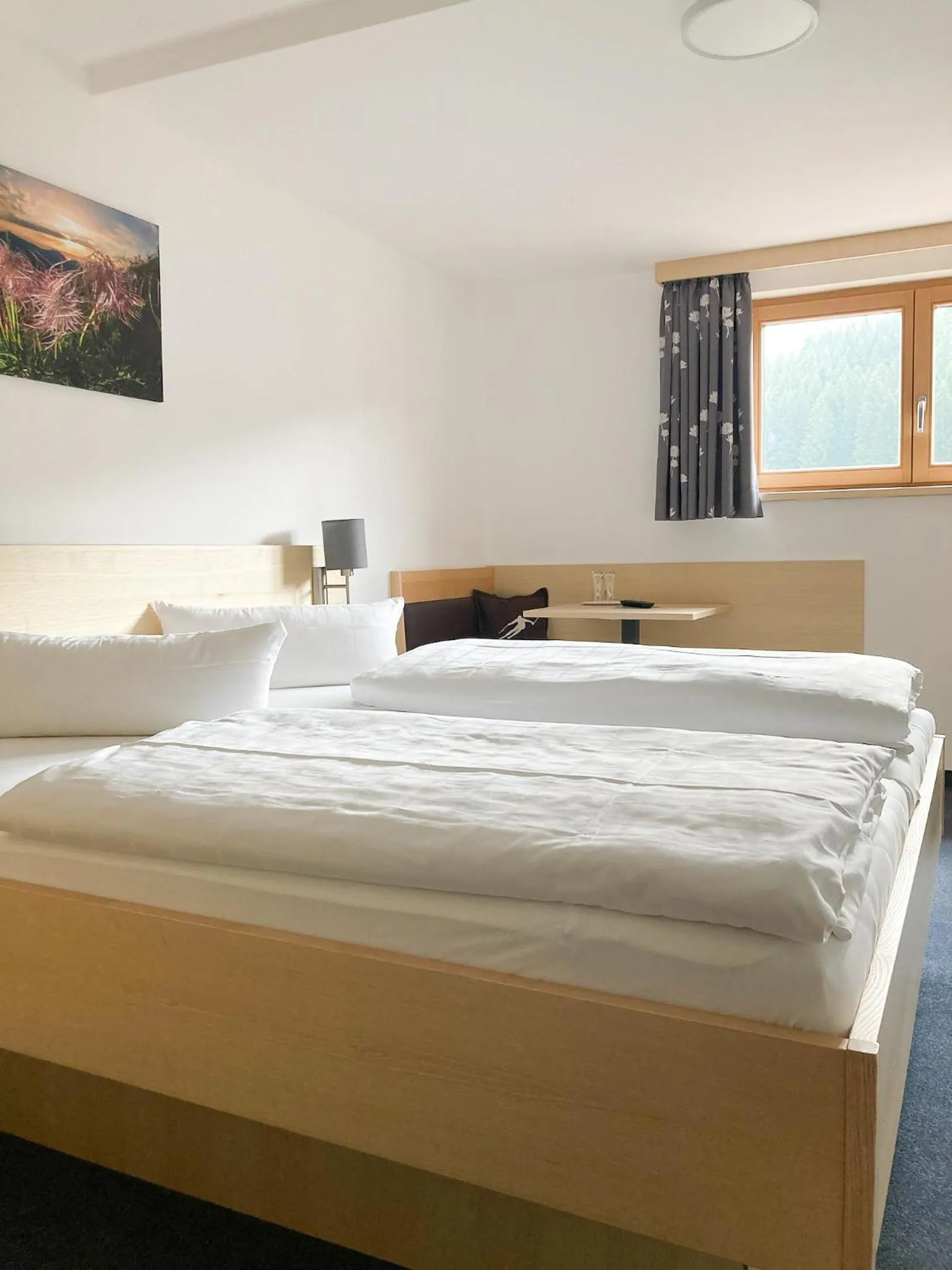 Photo of the whole room, Bed in Fideliushaus