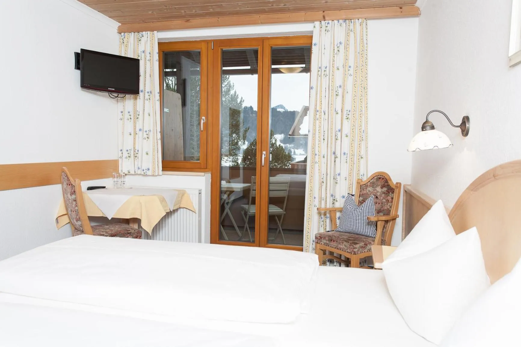 Photo of the whole room, Bed in Fideliushaus