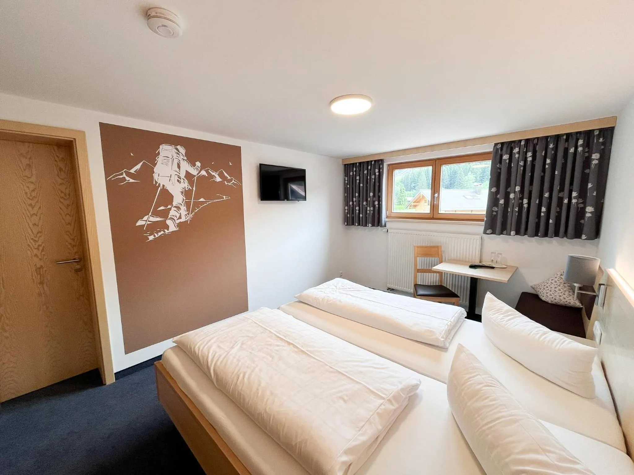 Photo of the whole room, Bed in Fideliushaus