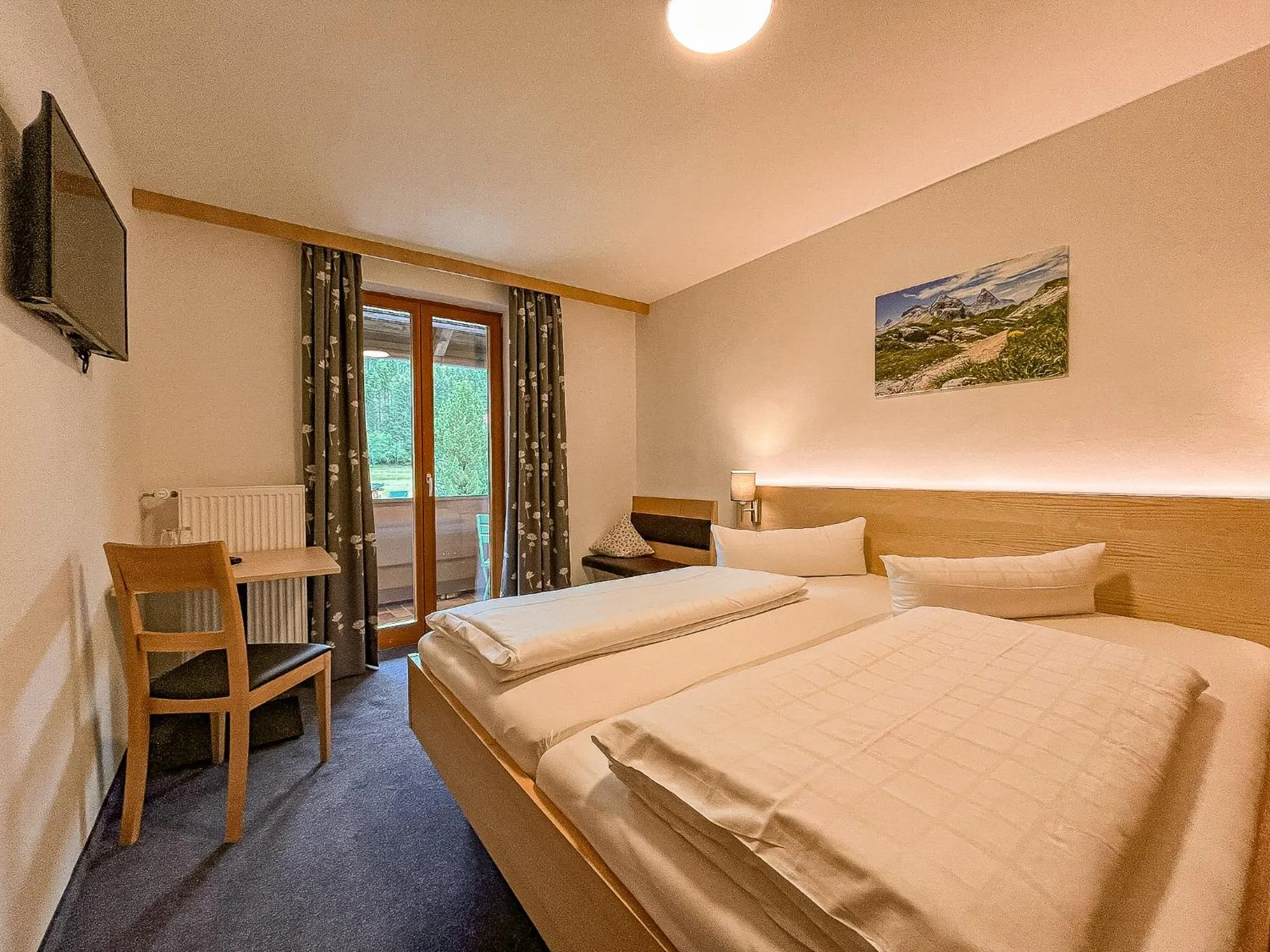 Photo of the whole room, Bed in Fideliushaus