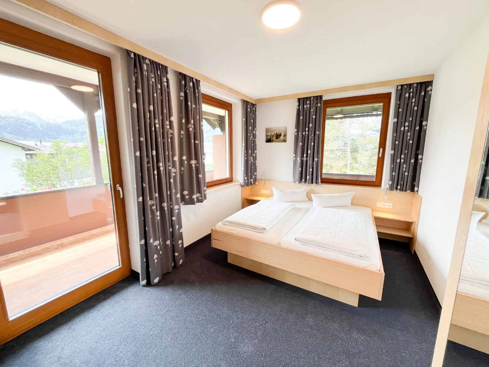 Photo of the whole room, Bed in Fideliushaus