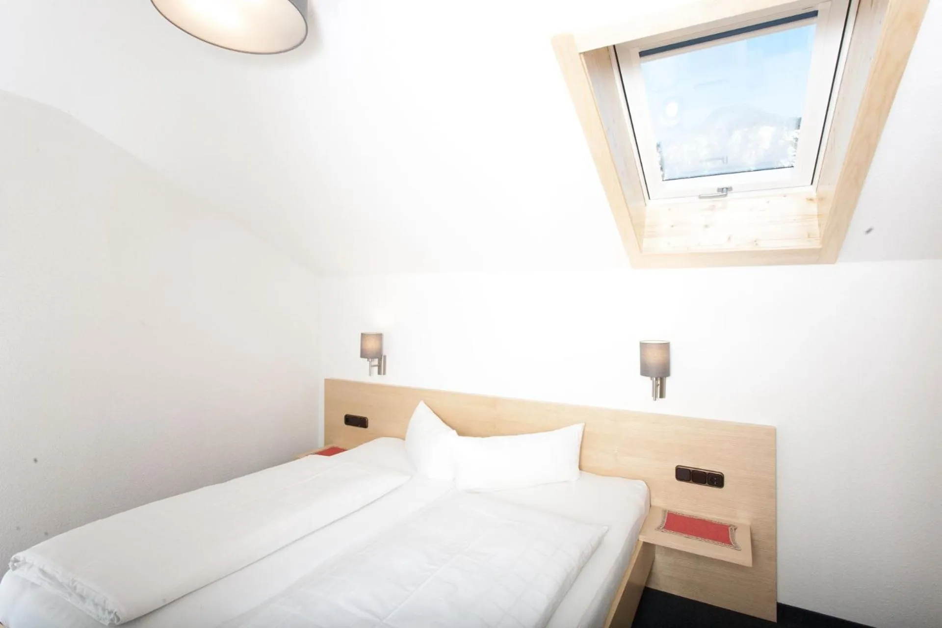 Photo of the whole room, Bed in Fideliushaus