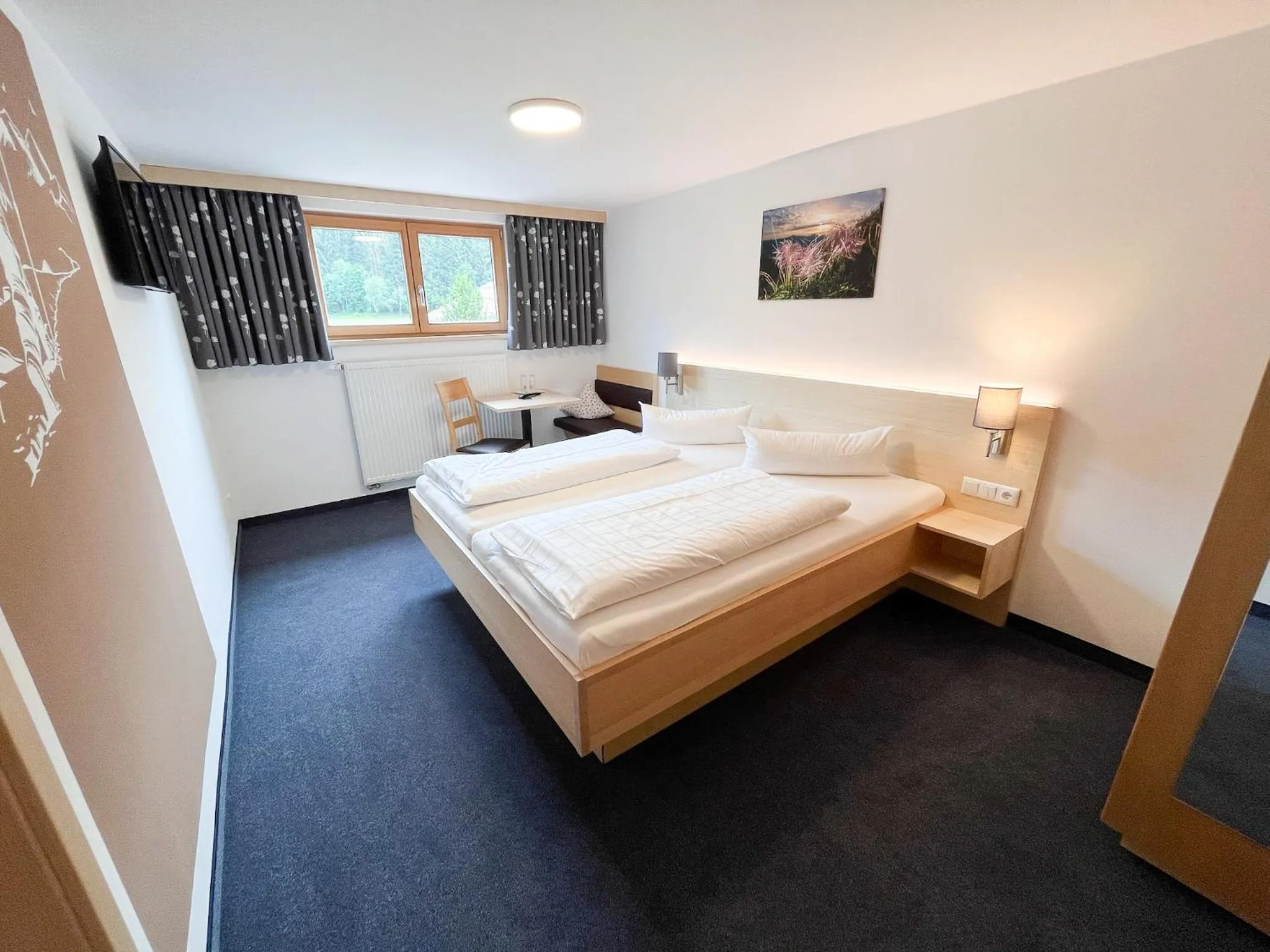 Photo of the whole room, Bed in Fideliushaus