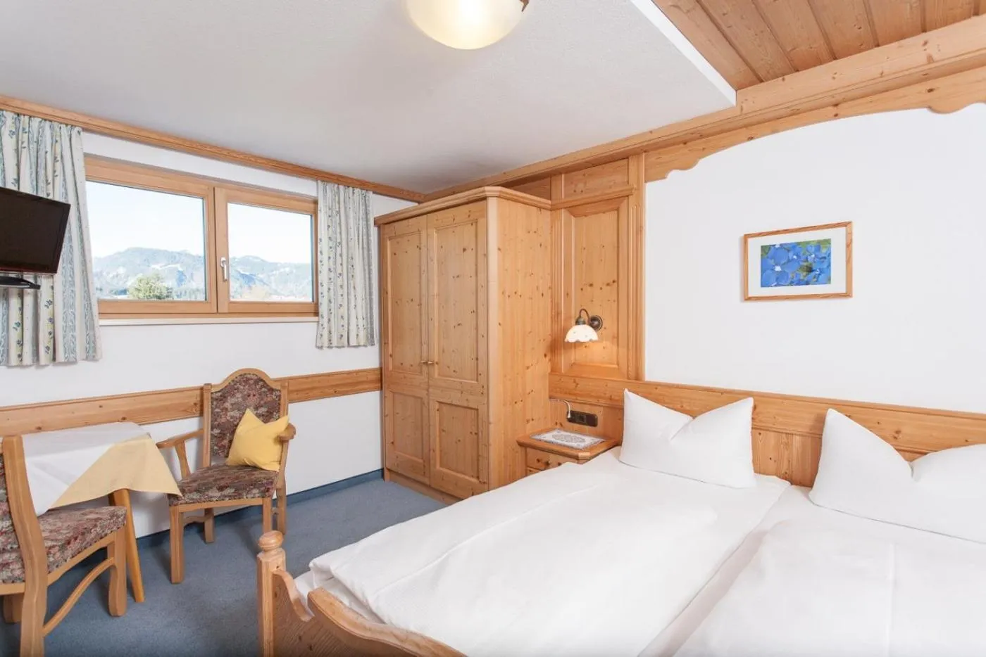 Photo of the whole room, Bed in Fideliushaus