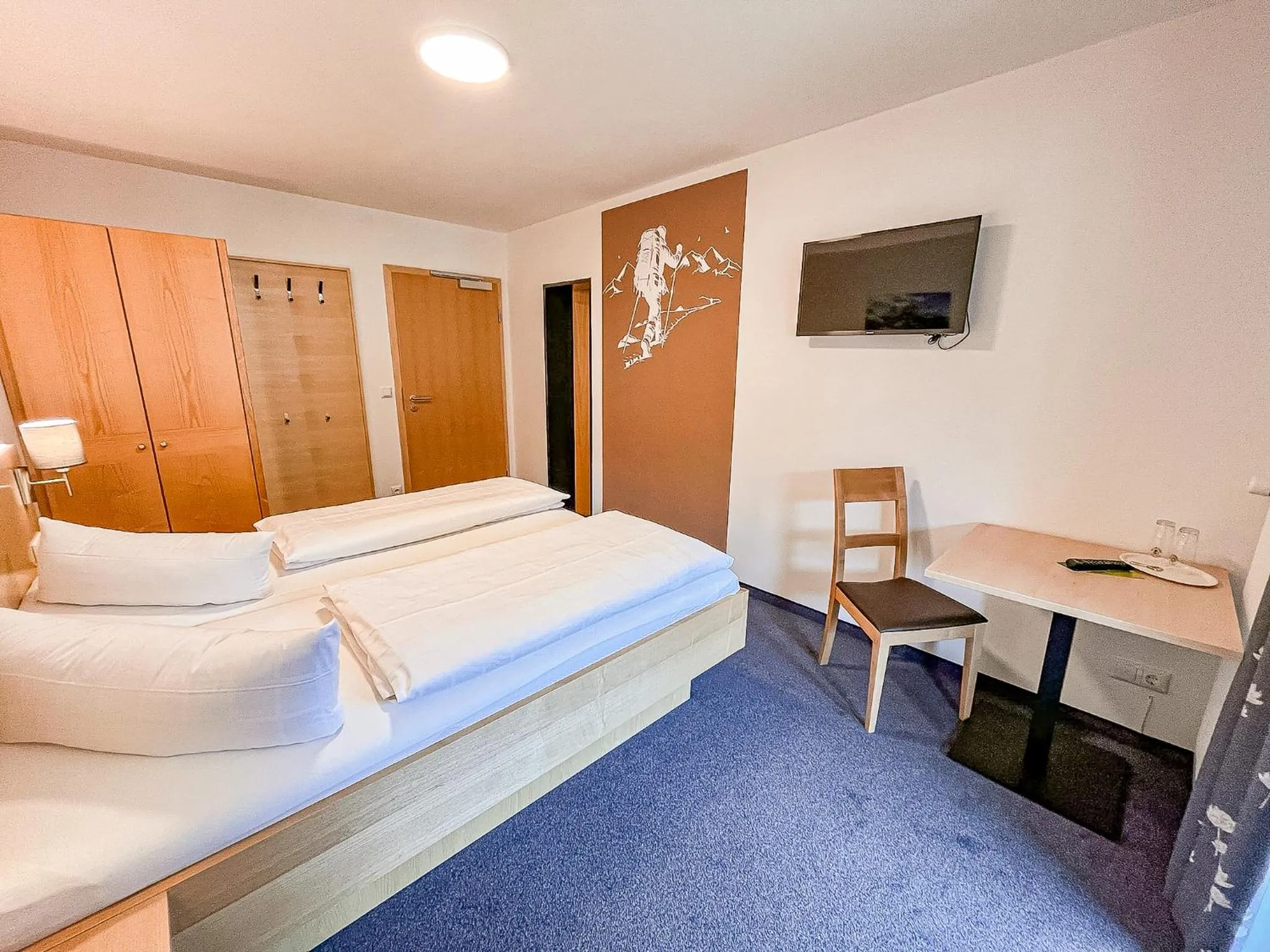 Photo of the whole room, Bed in Fideliushaus