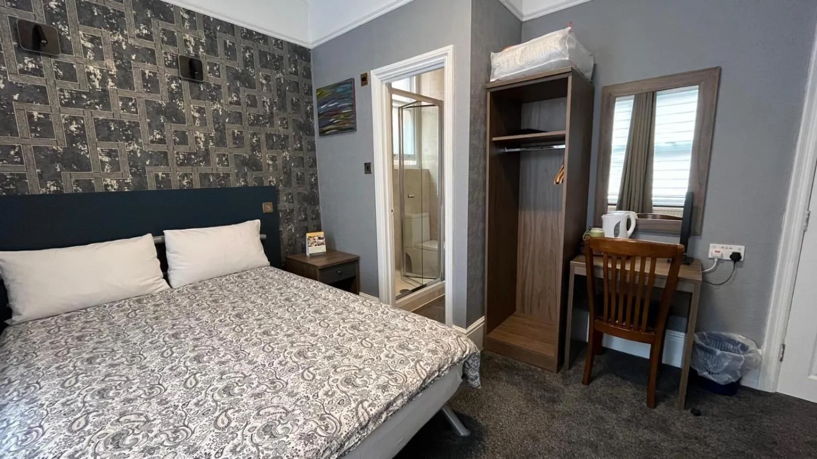 Bedroom, Bed in Charlotte Guest House