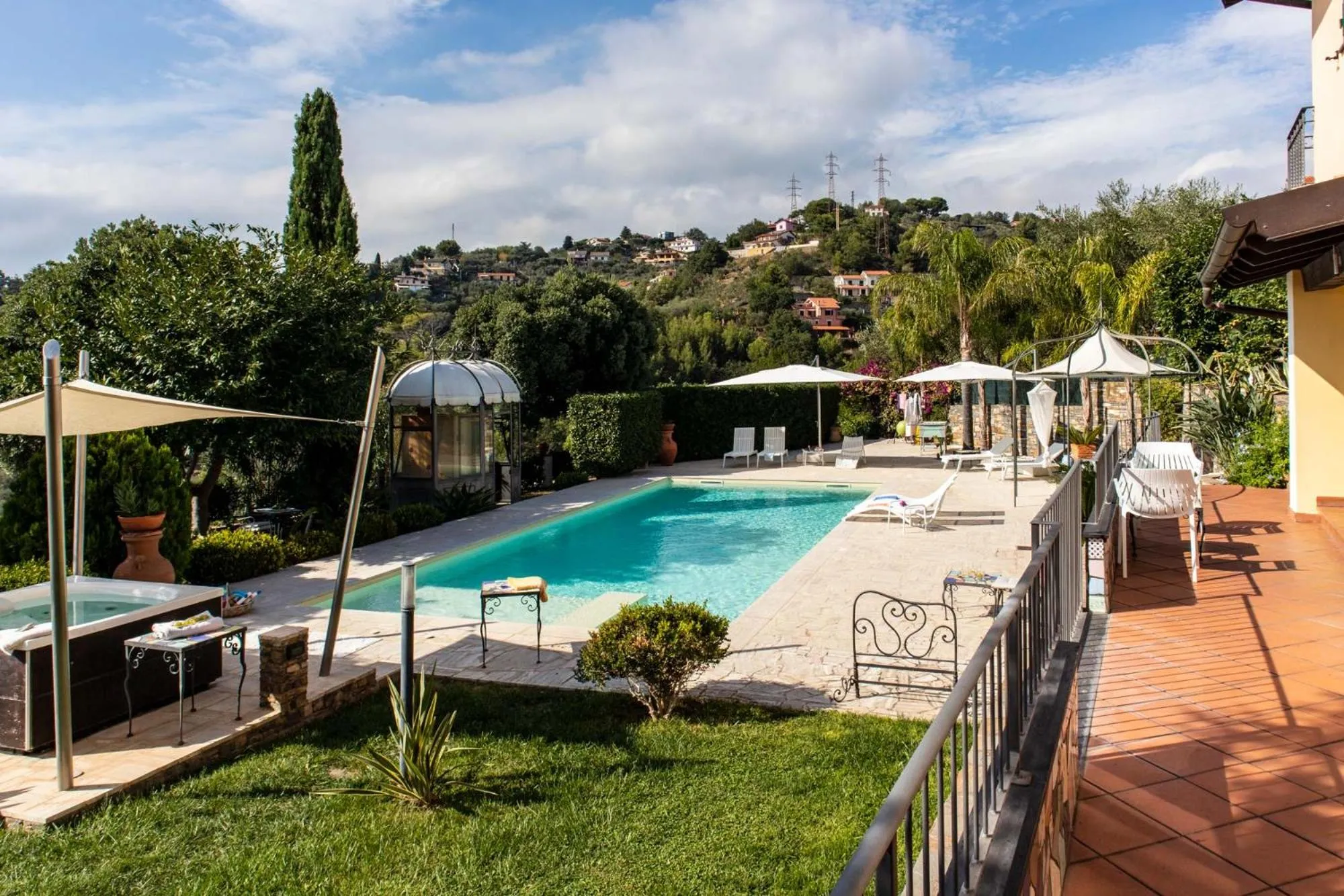 Swimming pool in Il Mirto B&B