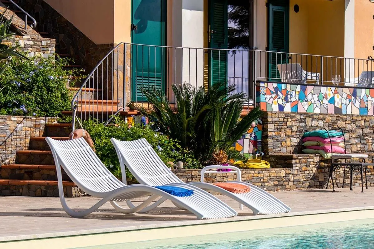 Swimming pool in Il Mirto B&B