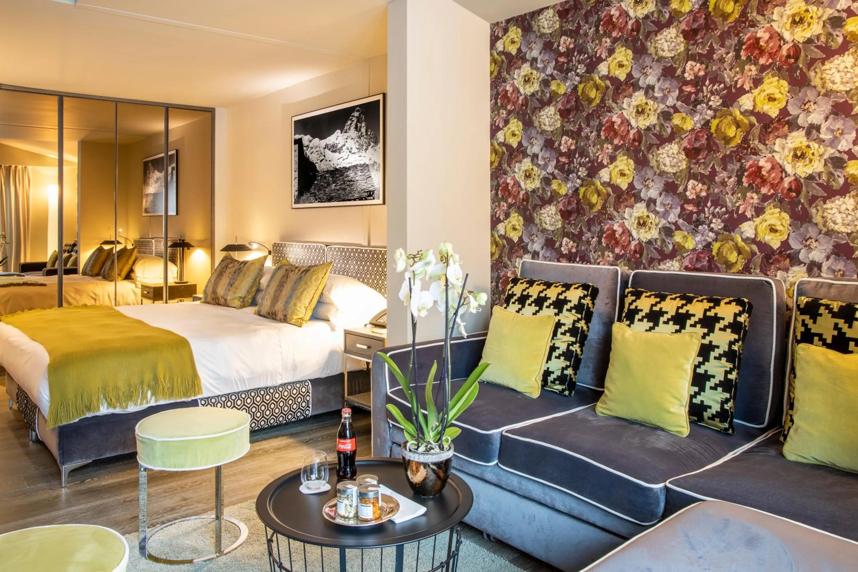 Photo of the whole room, Bed in Hotel Hermitage Relais & Châteaux