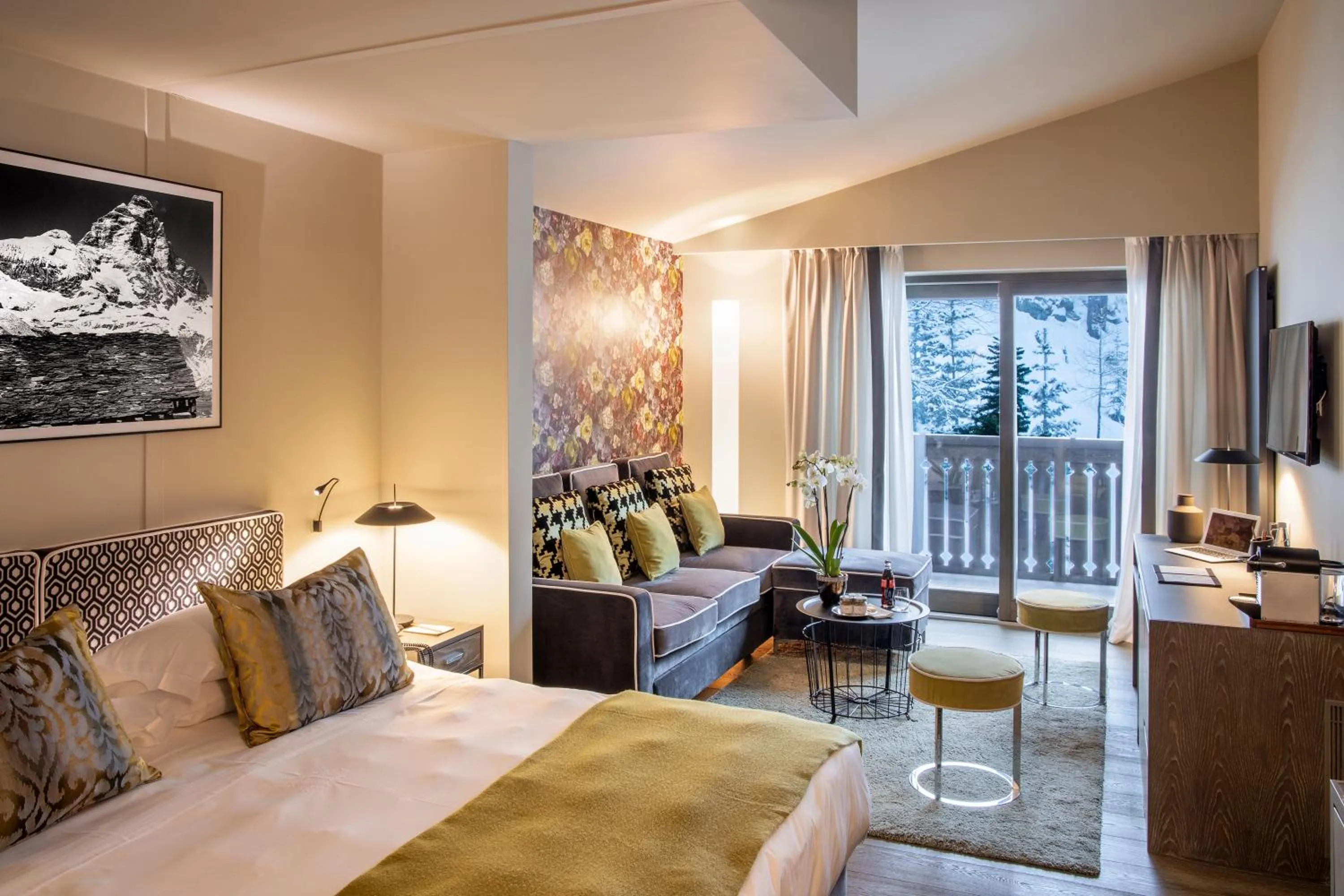 Photo of the whole room, Bed in Hotel Hermitage Relais & Châteaux