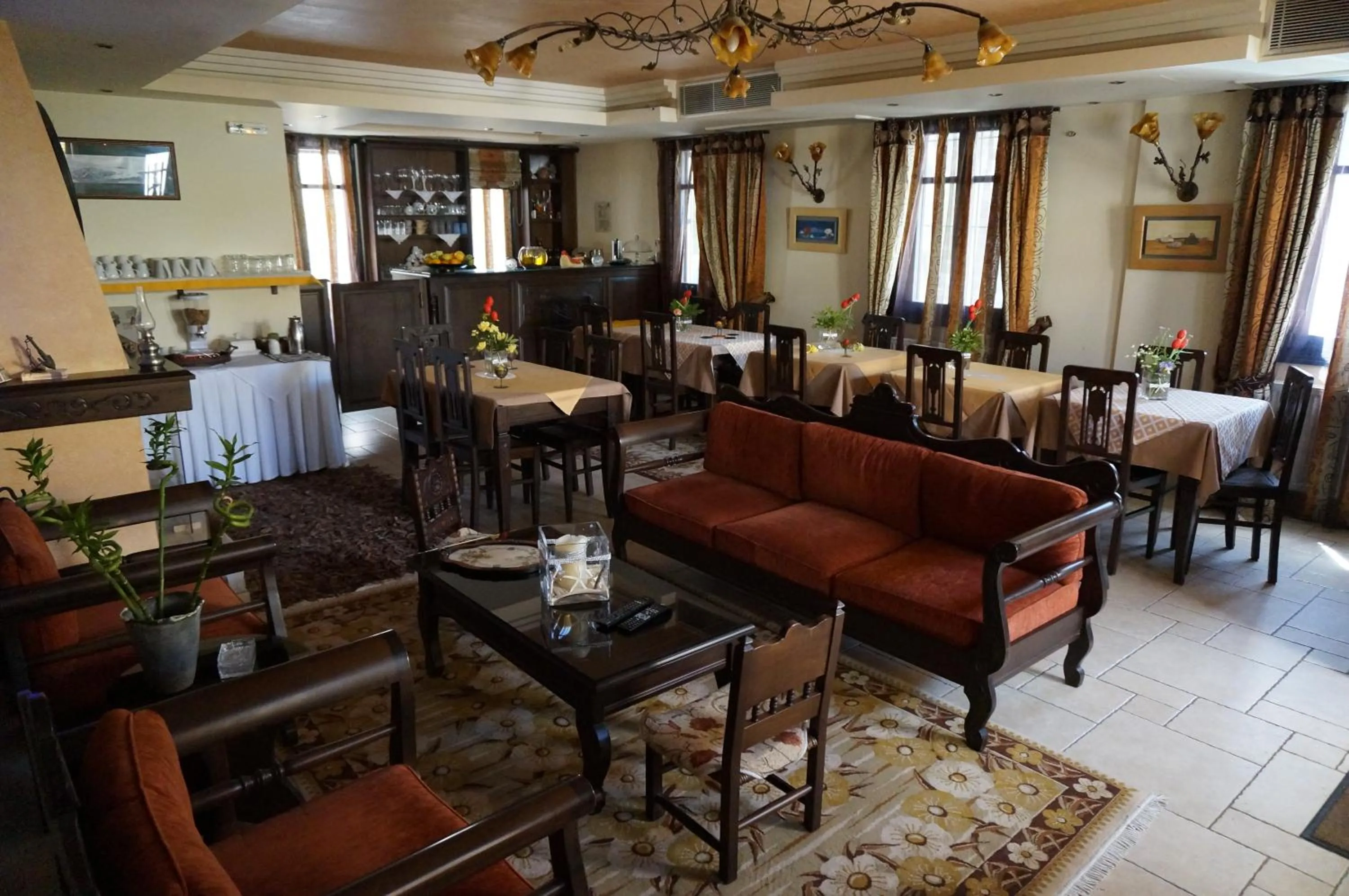 Communal lounge/ TV room in ''EPAVLIS boutique GALAXIDI''