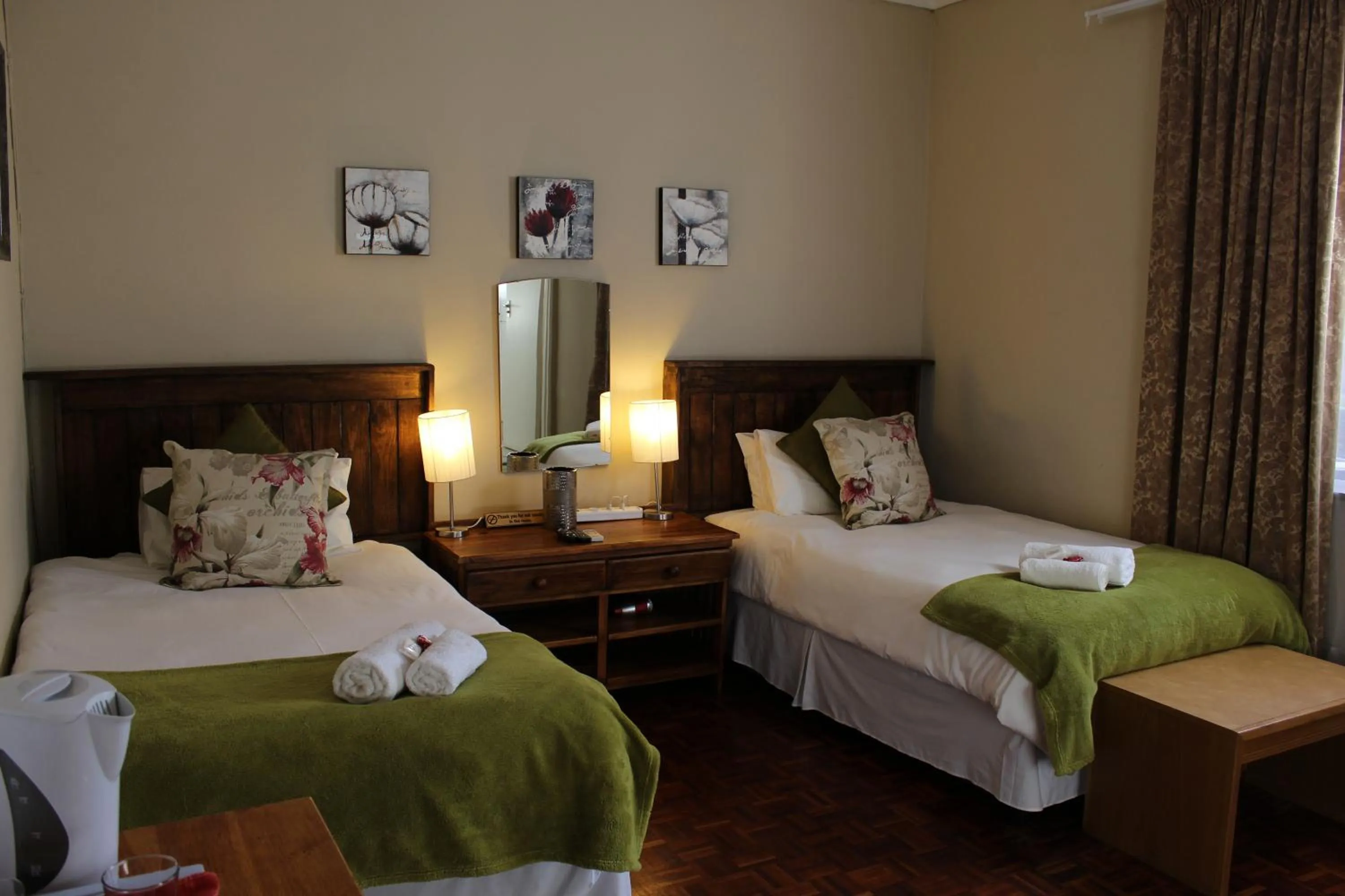 Photo of the whole room, Bed in The Hamlet Country Lodge