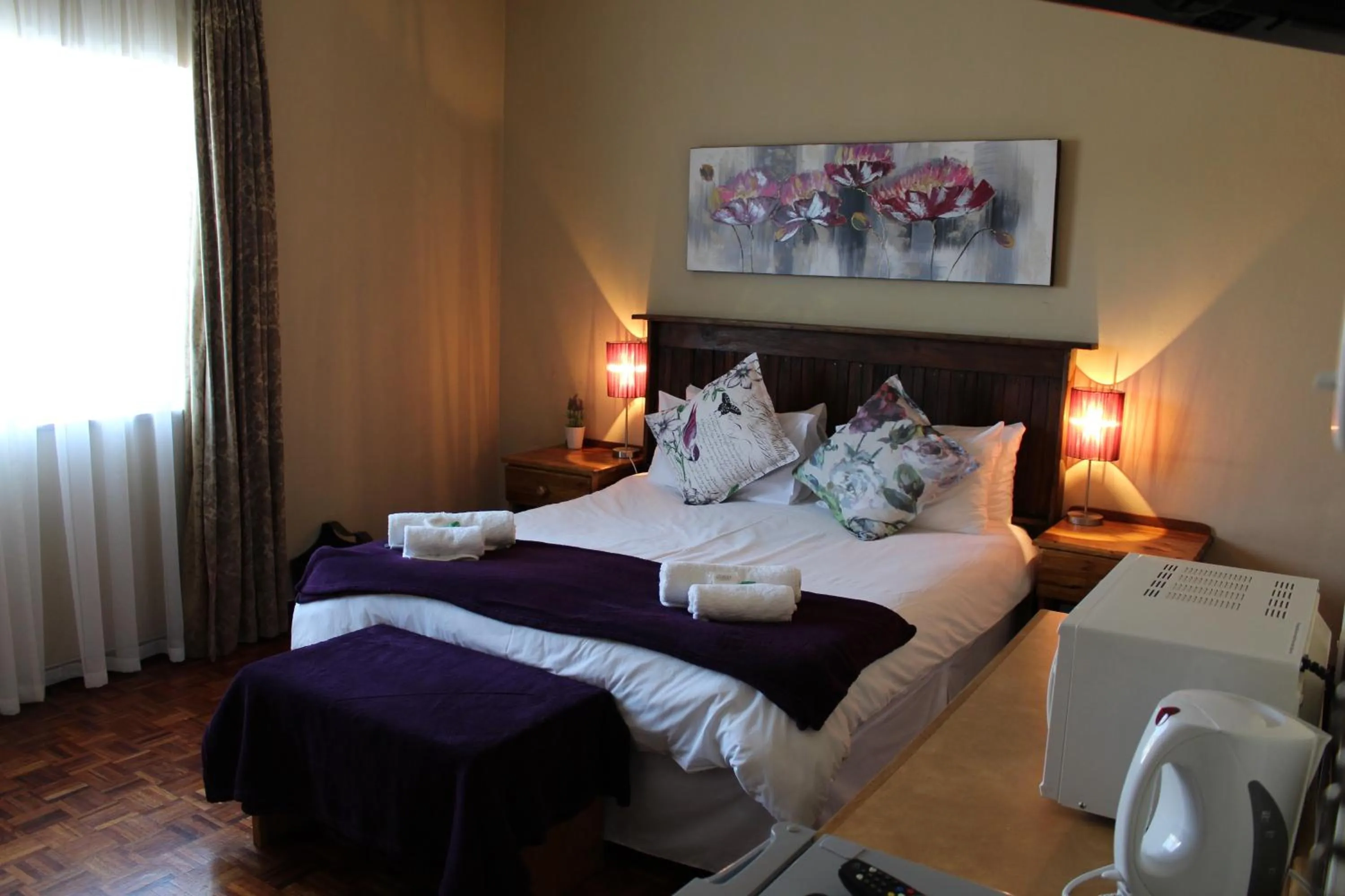 Photo of the whole room, Bed in The Hamlet Country Lodge