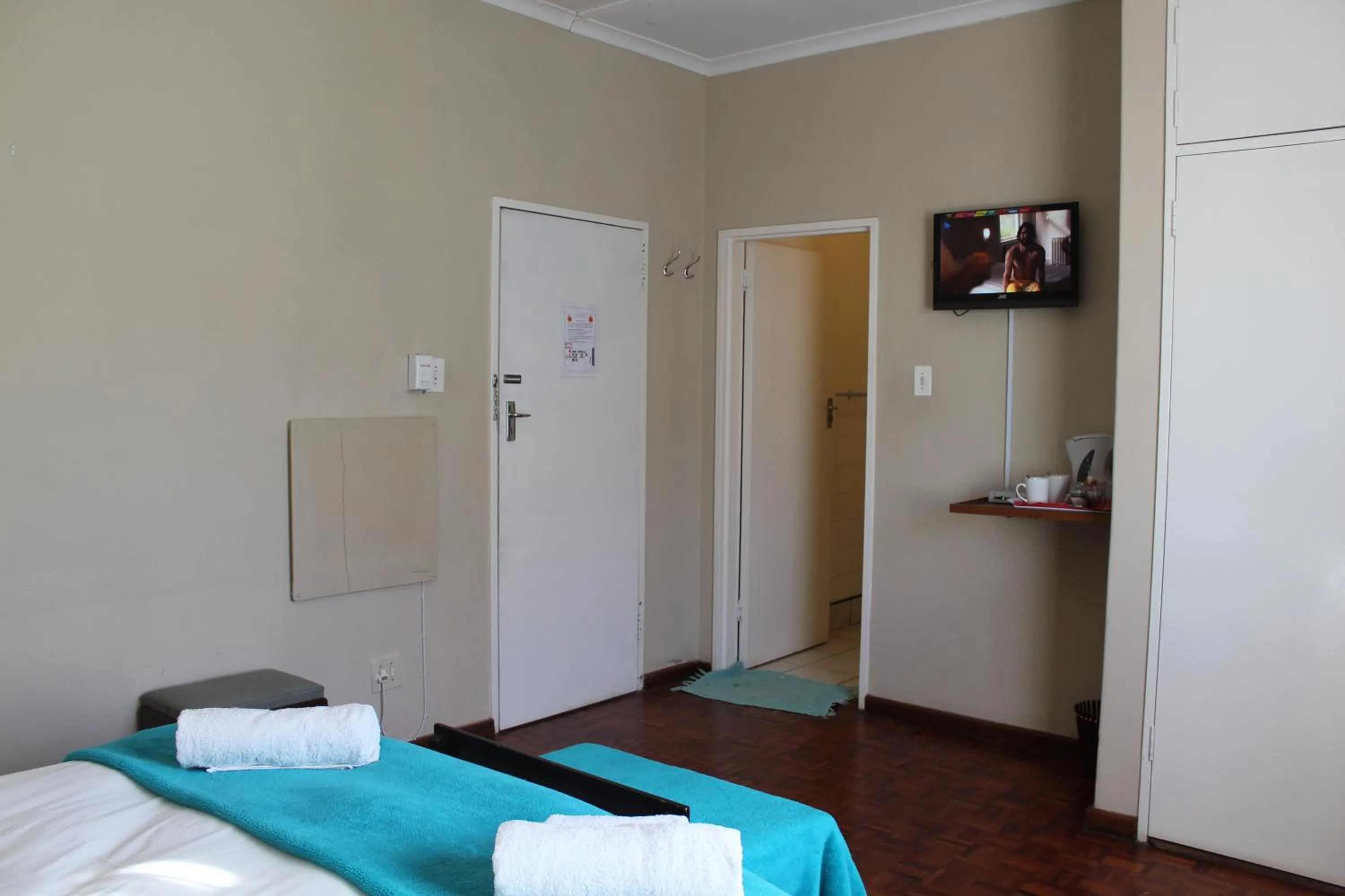 Bathroom, Bed in The Hamlet Country Lodge