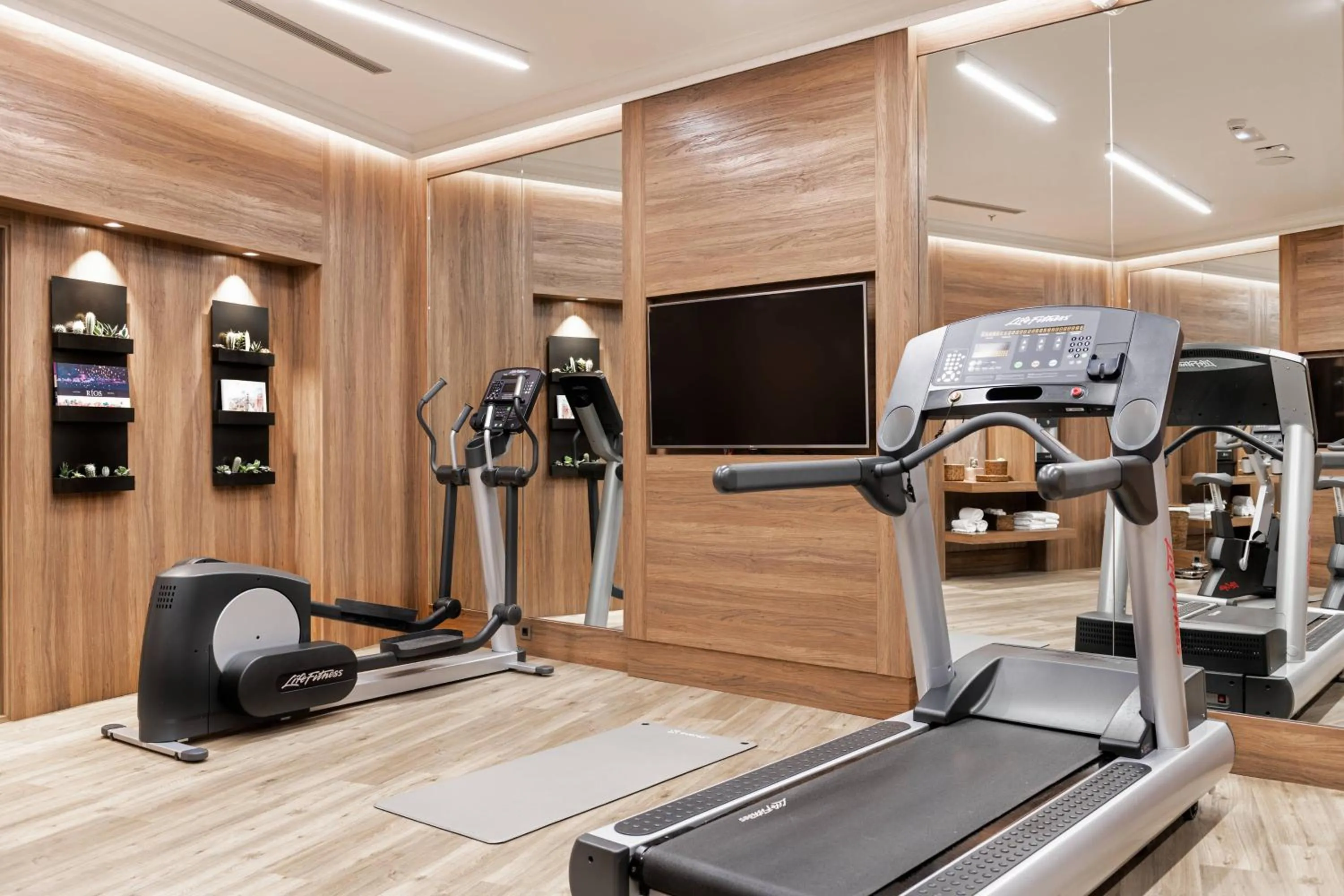 Fitness centre/facilities in Círculo Gran Vía, Autograph Collection (Adults Only)