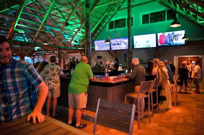 Lounge or bar in Cape Crossing Resort & Marina