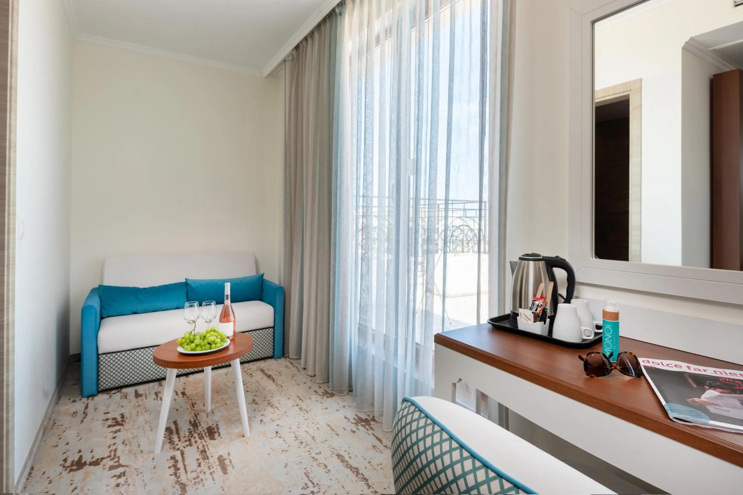 Seating area, Bed in Festa Via Pontica