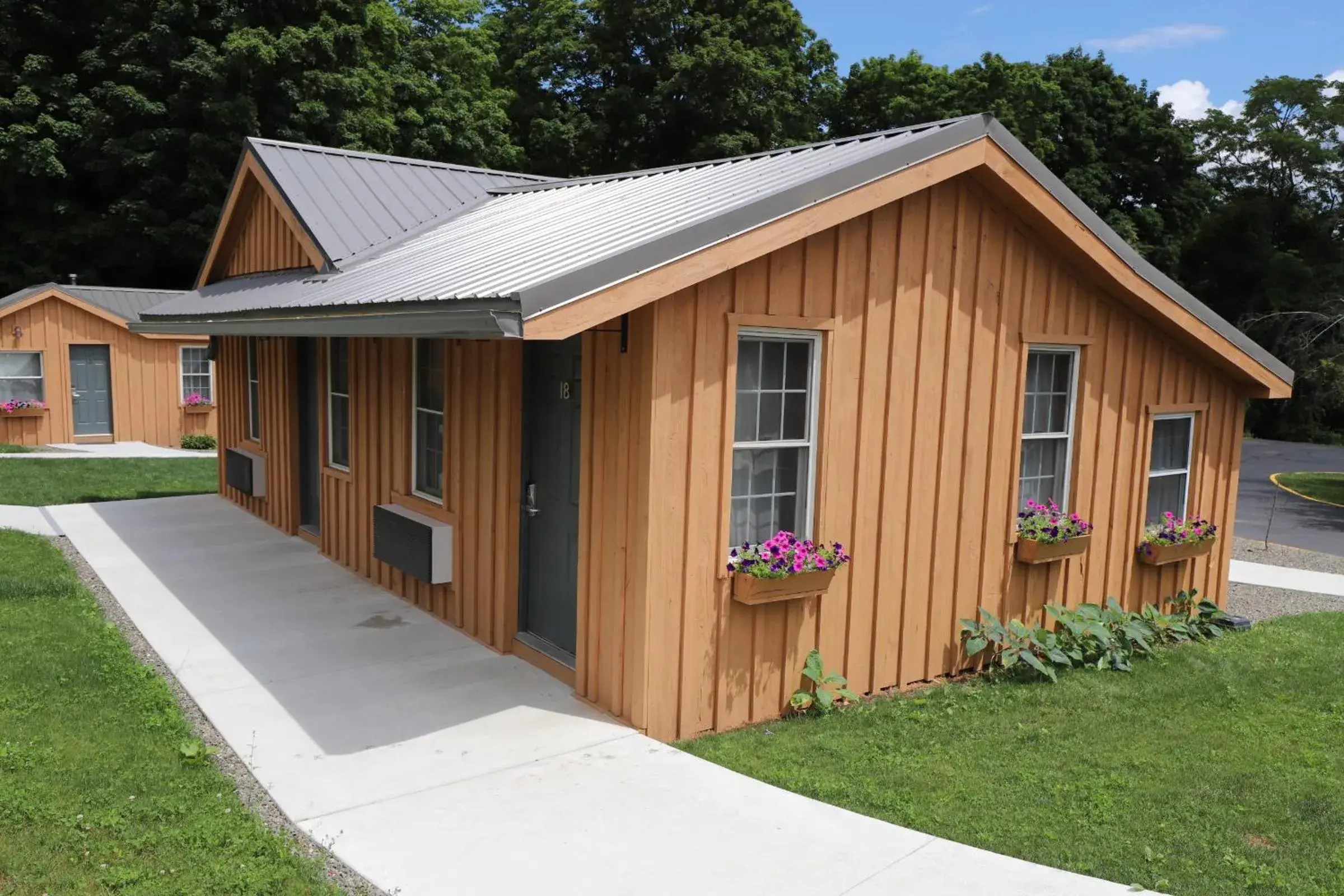 Economy Cabin (1 king) in Lakeside Resort Economy Cabin (1 king) in Lakeside Resort