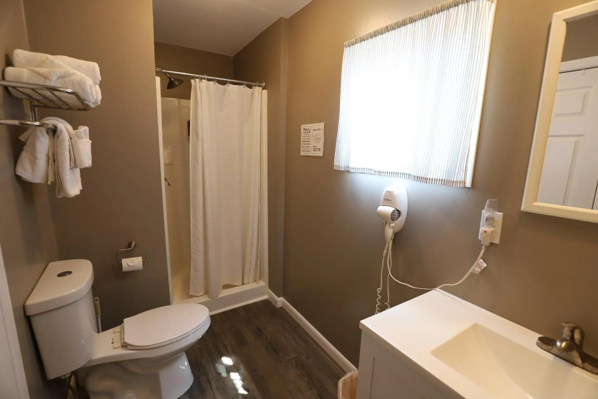 Bathroom in Lakeside Resort