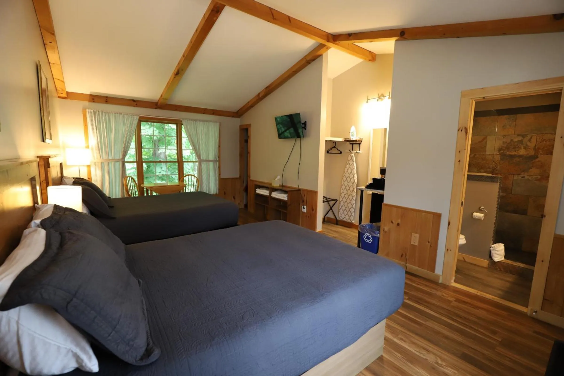 Bedroom, Bed in Lakeside Resort