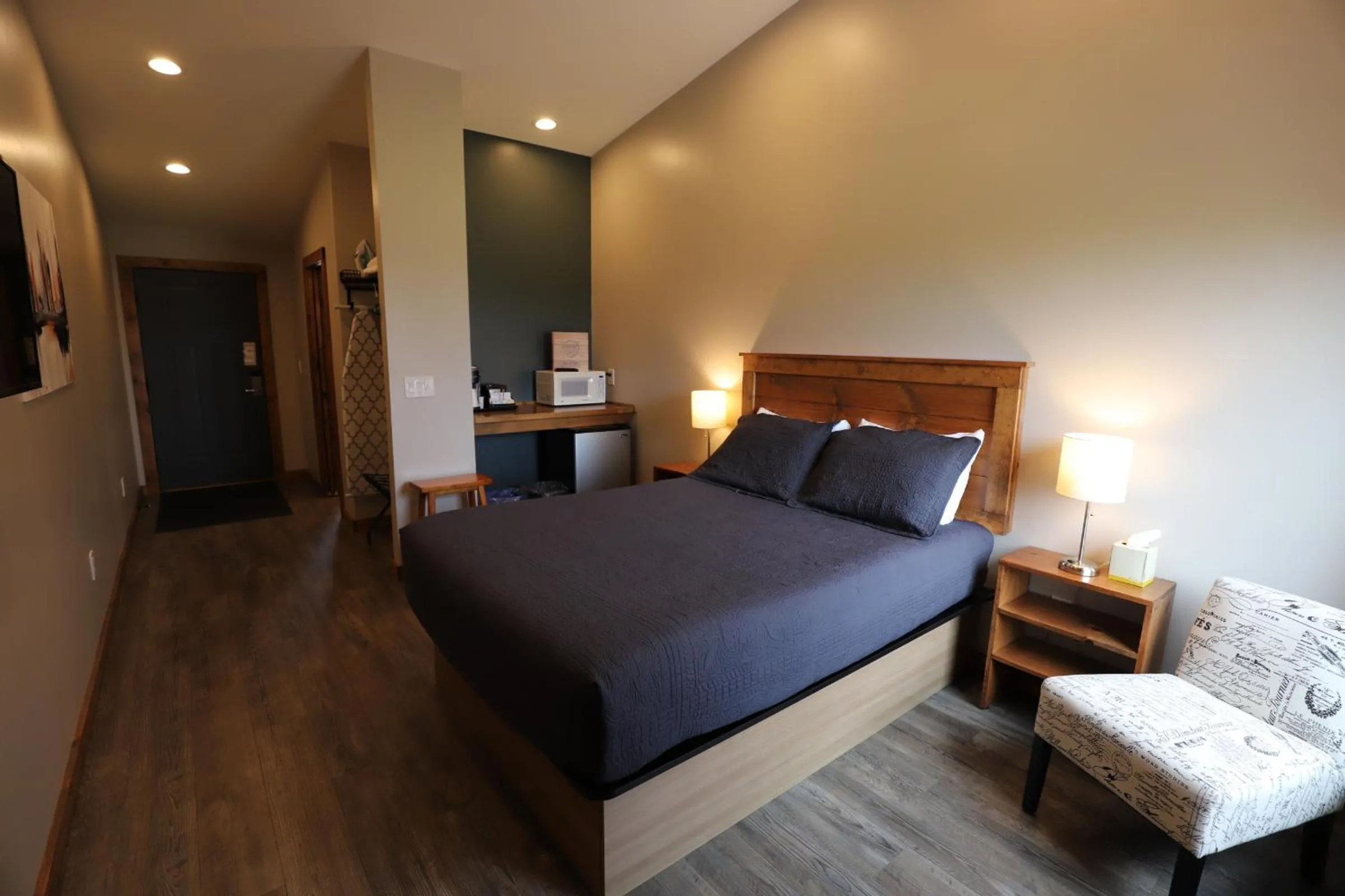 Bedroom, Bed in Lakeside Resort