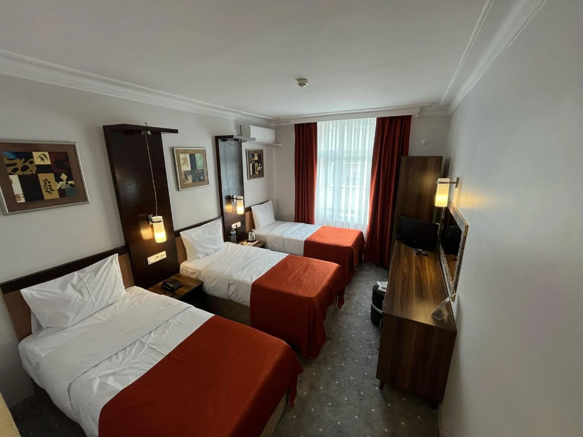 Photo of the whole room, Bed in Hotel Topkapı