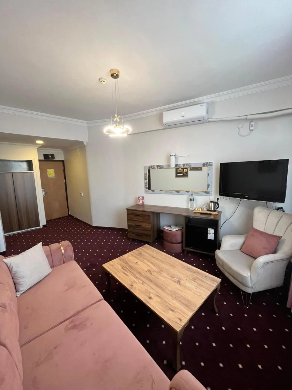 Seating area, Bed in Hotel Topkapı