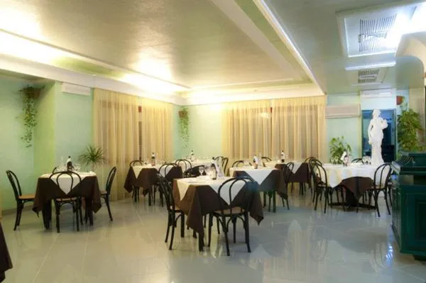 Restaurant/places to eat in Hotel Quasar