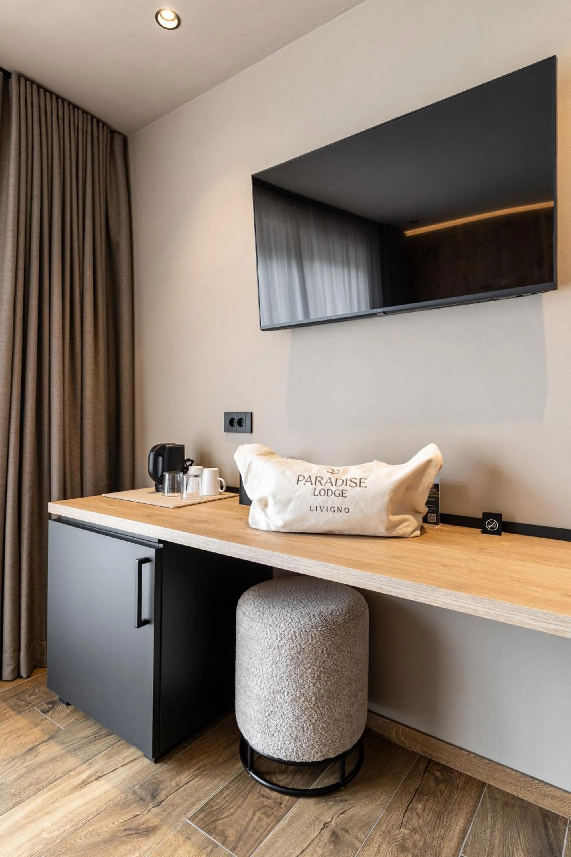 Photo of the whole room in Paradise Lodge