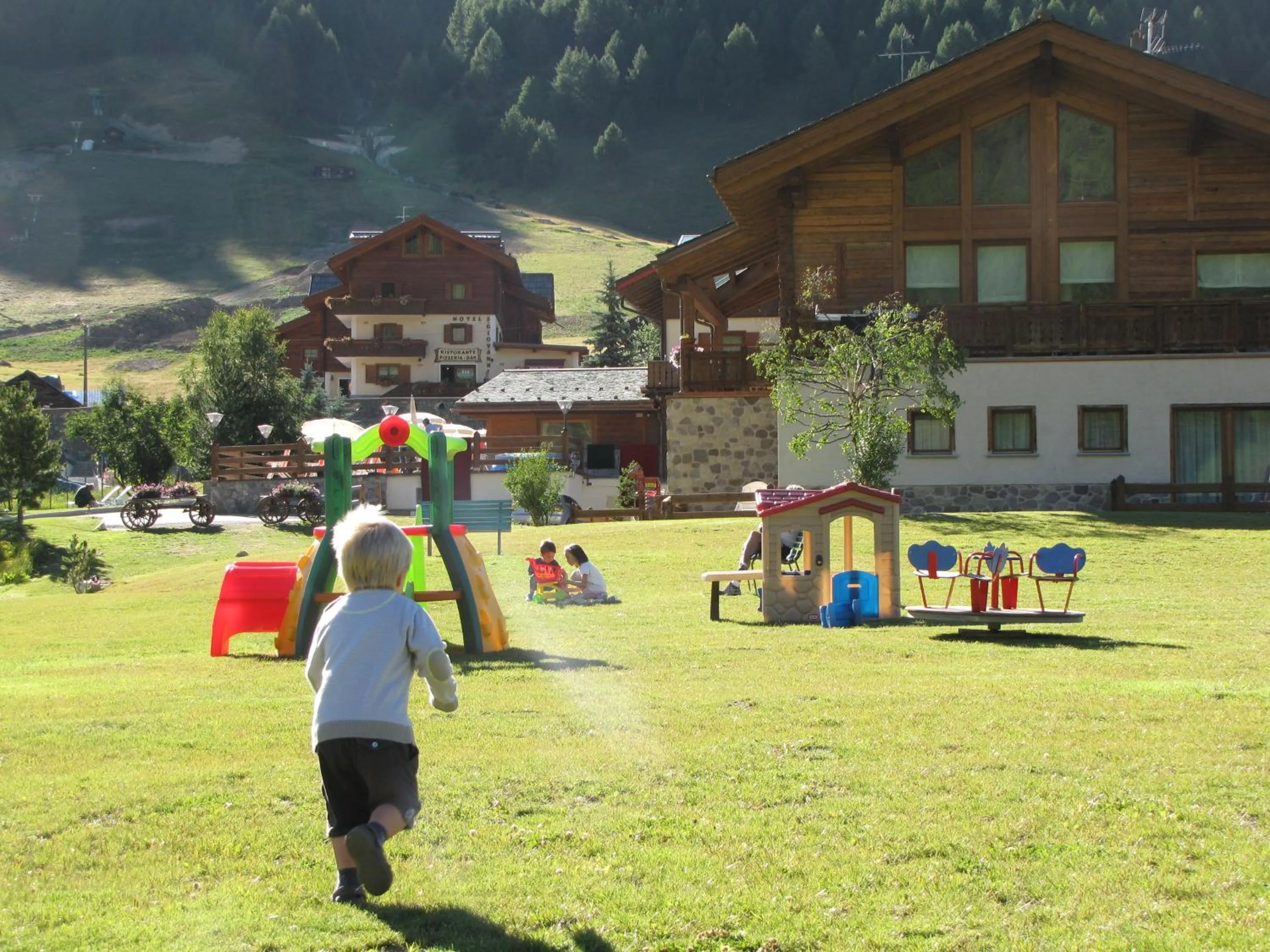 Day in Paradise Lodge