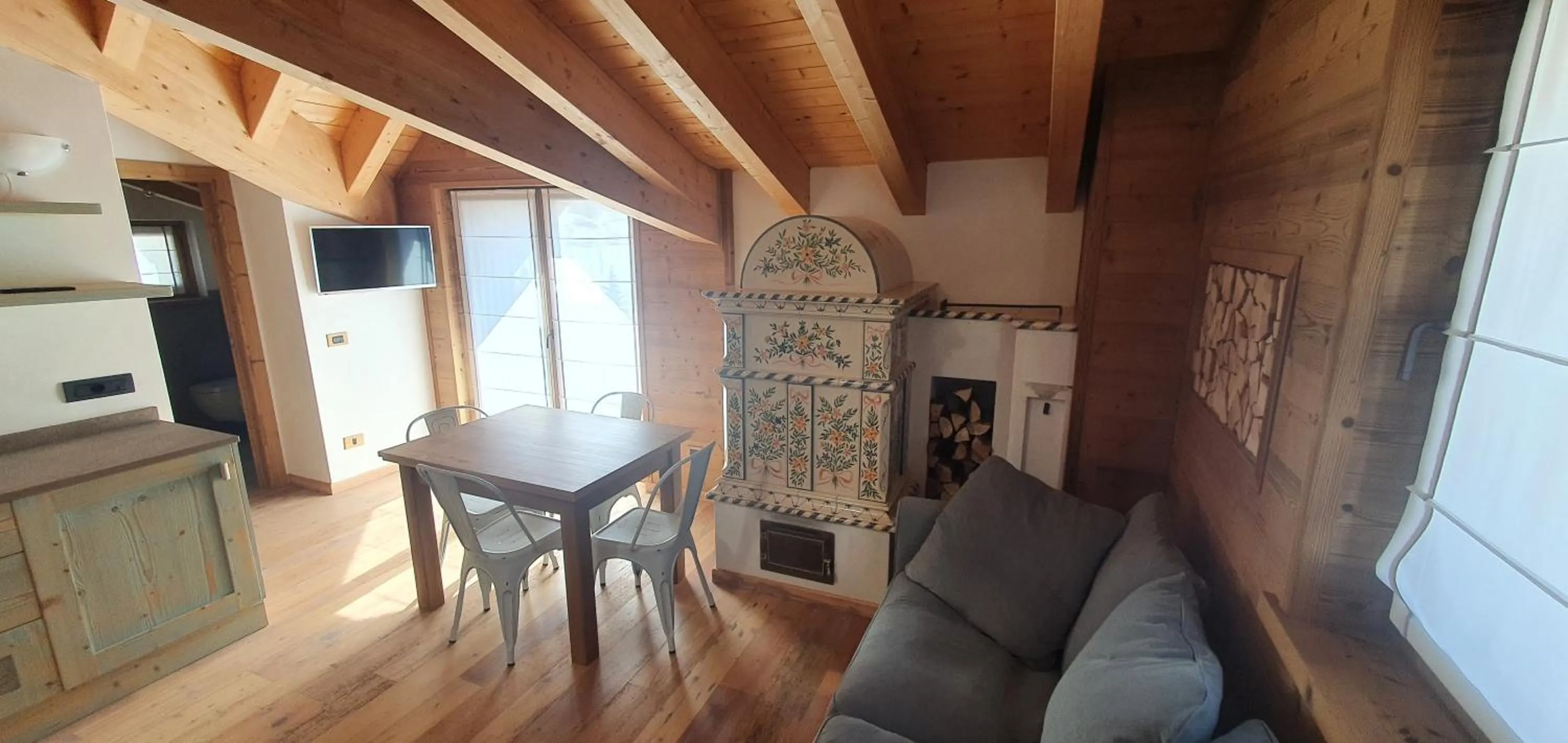 TV and multimedia in Paradise Lodge