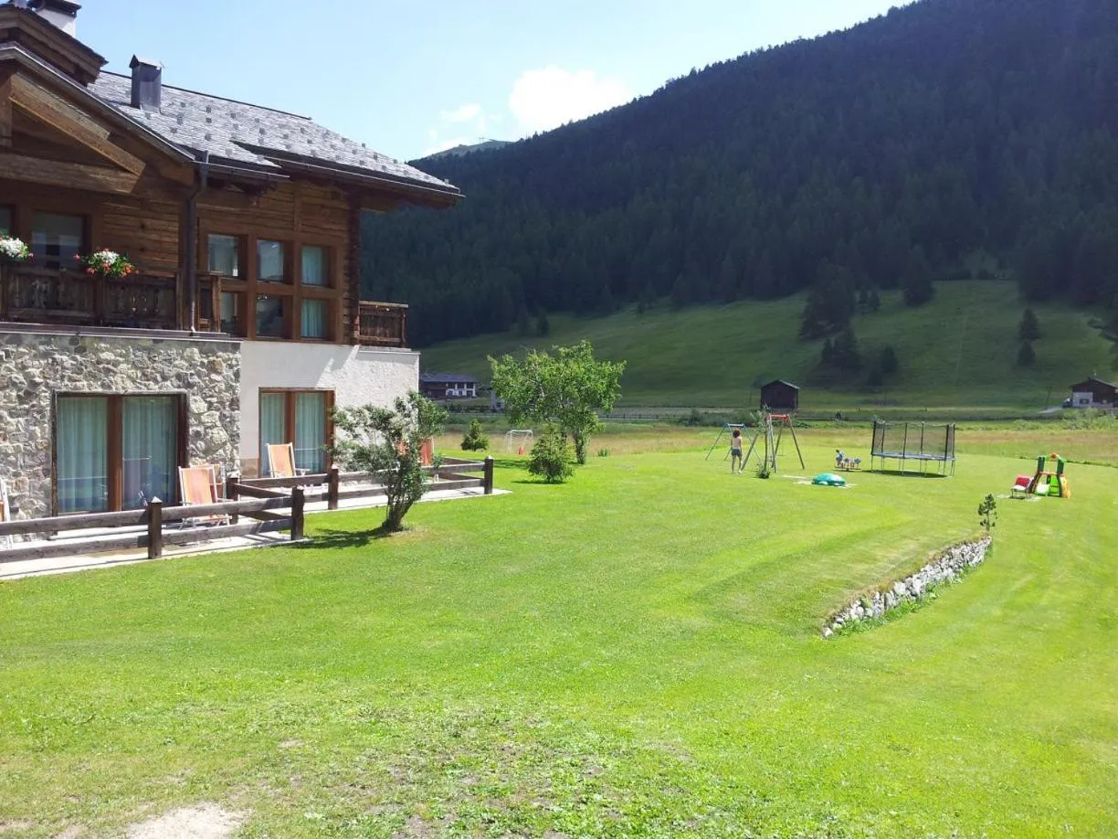 Property building in Paradise Lodge