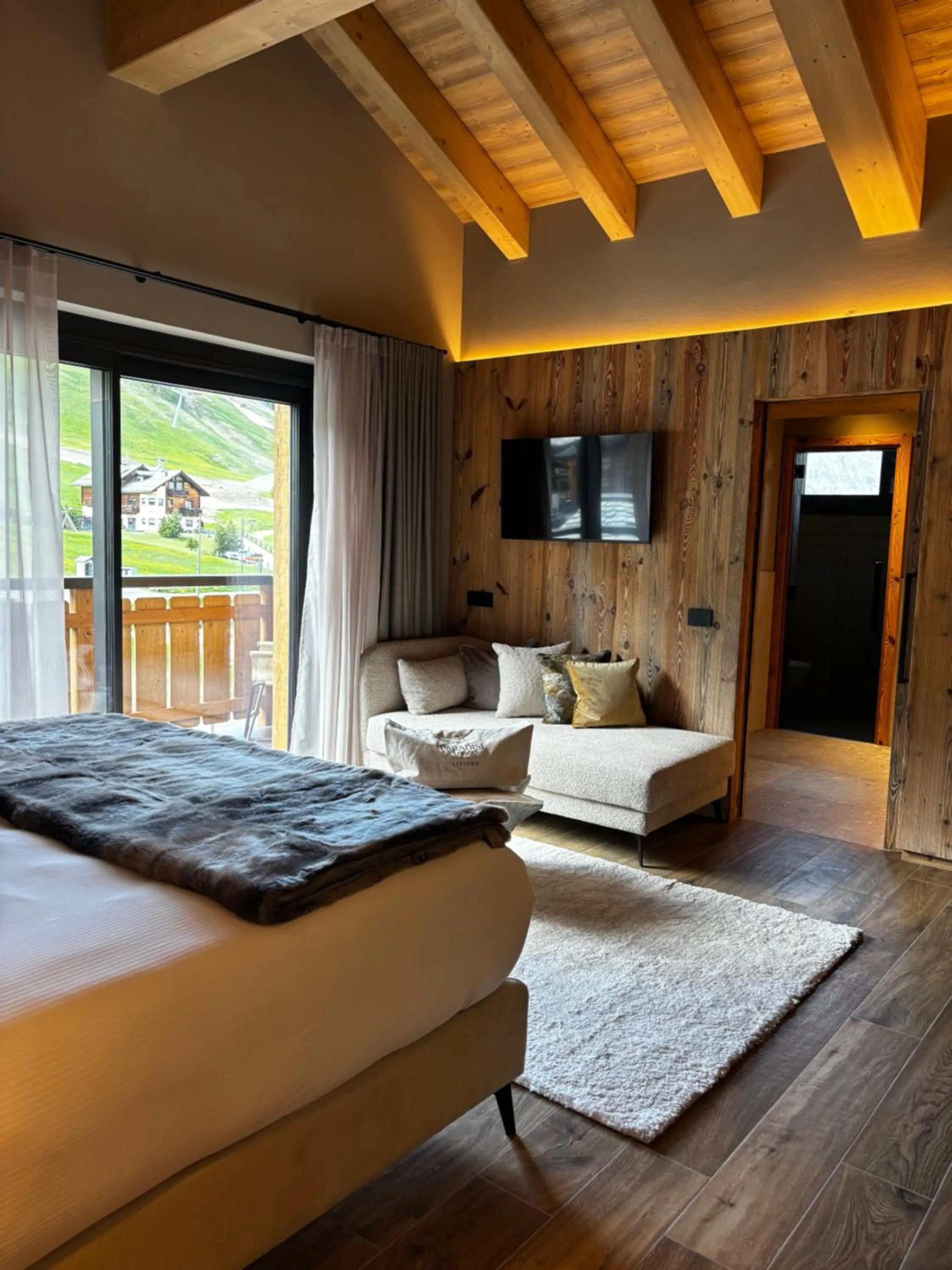 Bed in Paradise Lodge