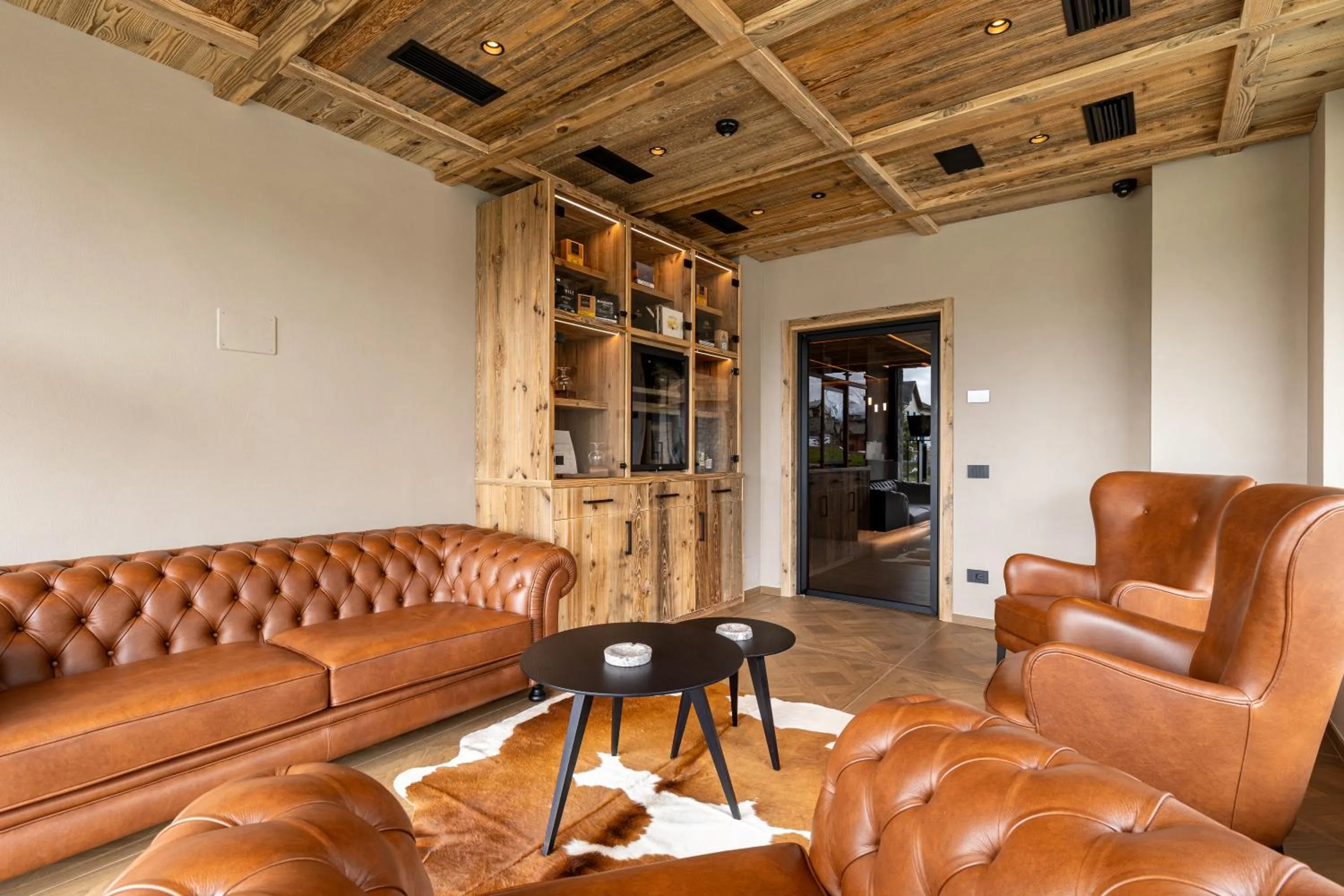 Communal lounge/ TV room in Paradise Lodge