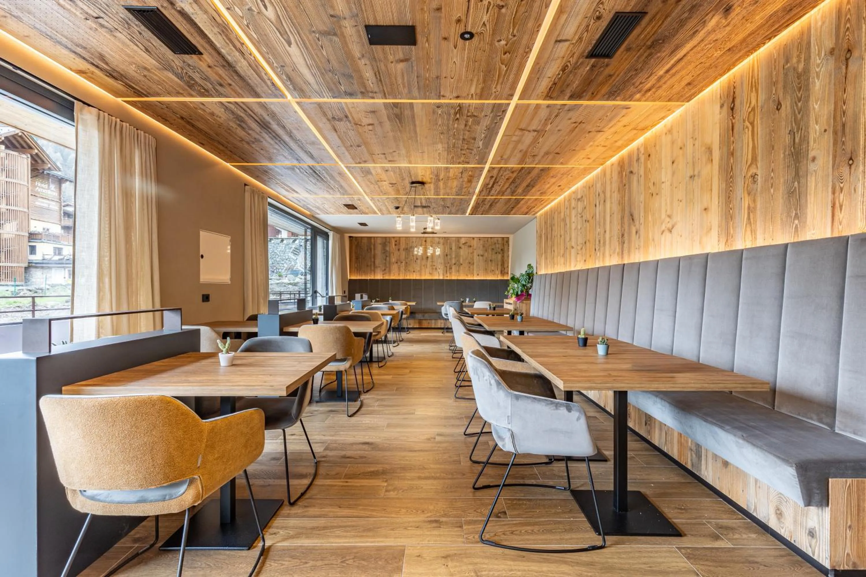 Restaurant/places to eat in Paradise Lodge