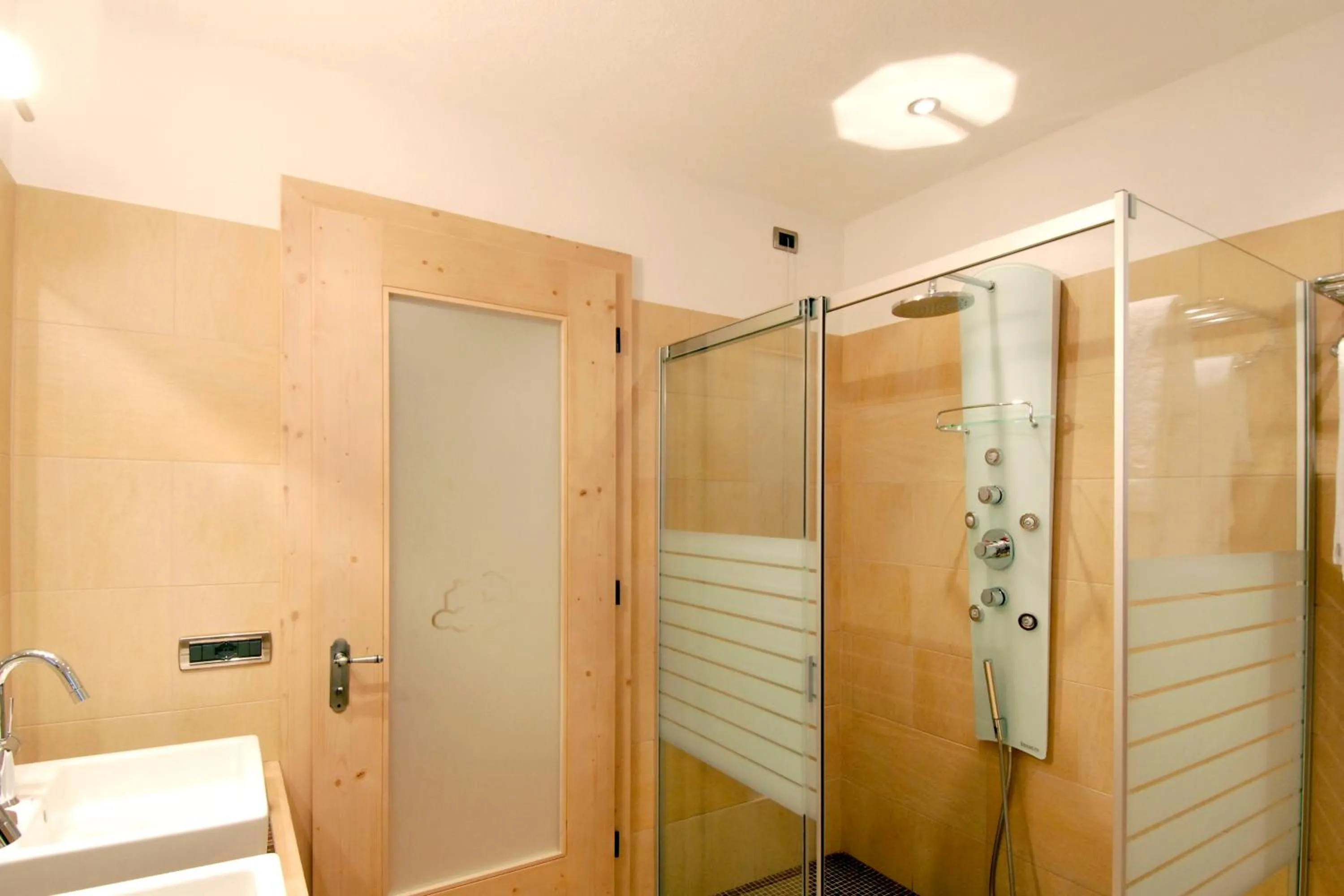 Shower in Paradise Lodge