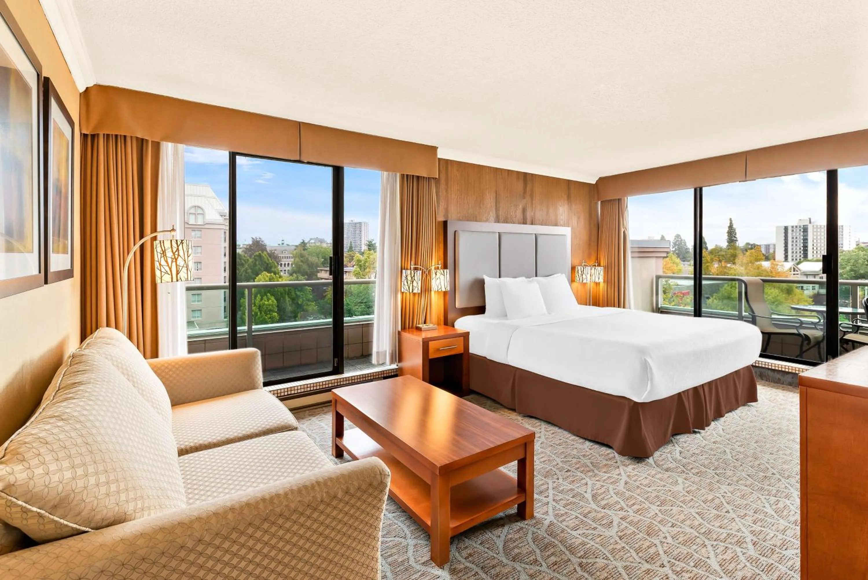 Photo of the whole room, Bed in Best Western PLUS Inner Harbour Hotel