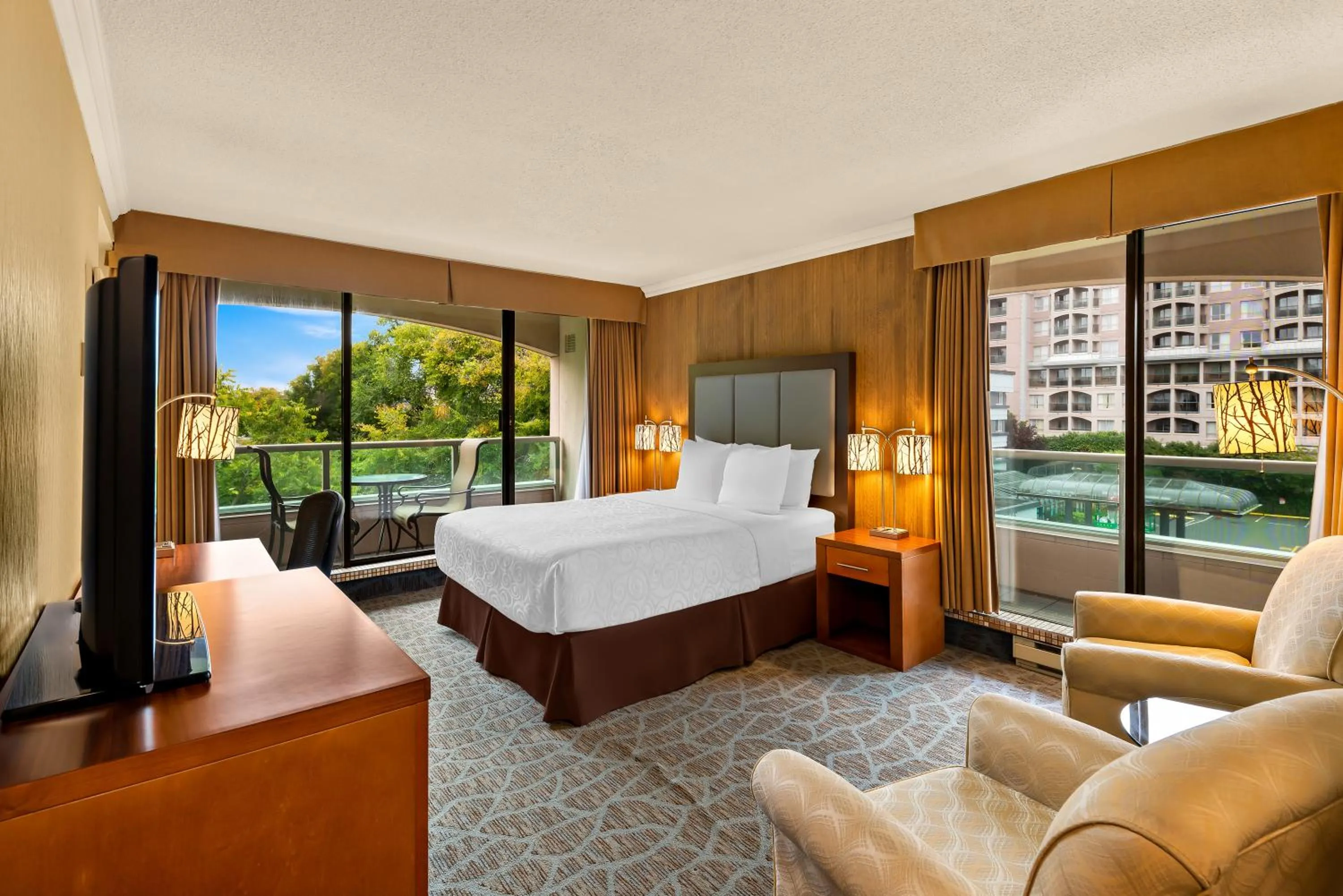 Bed in Best Western PLUS Inner Harbour Hotel