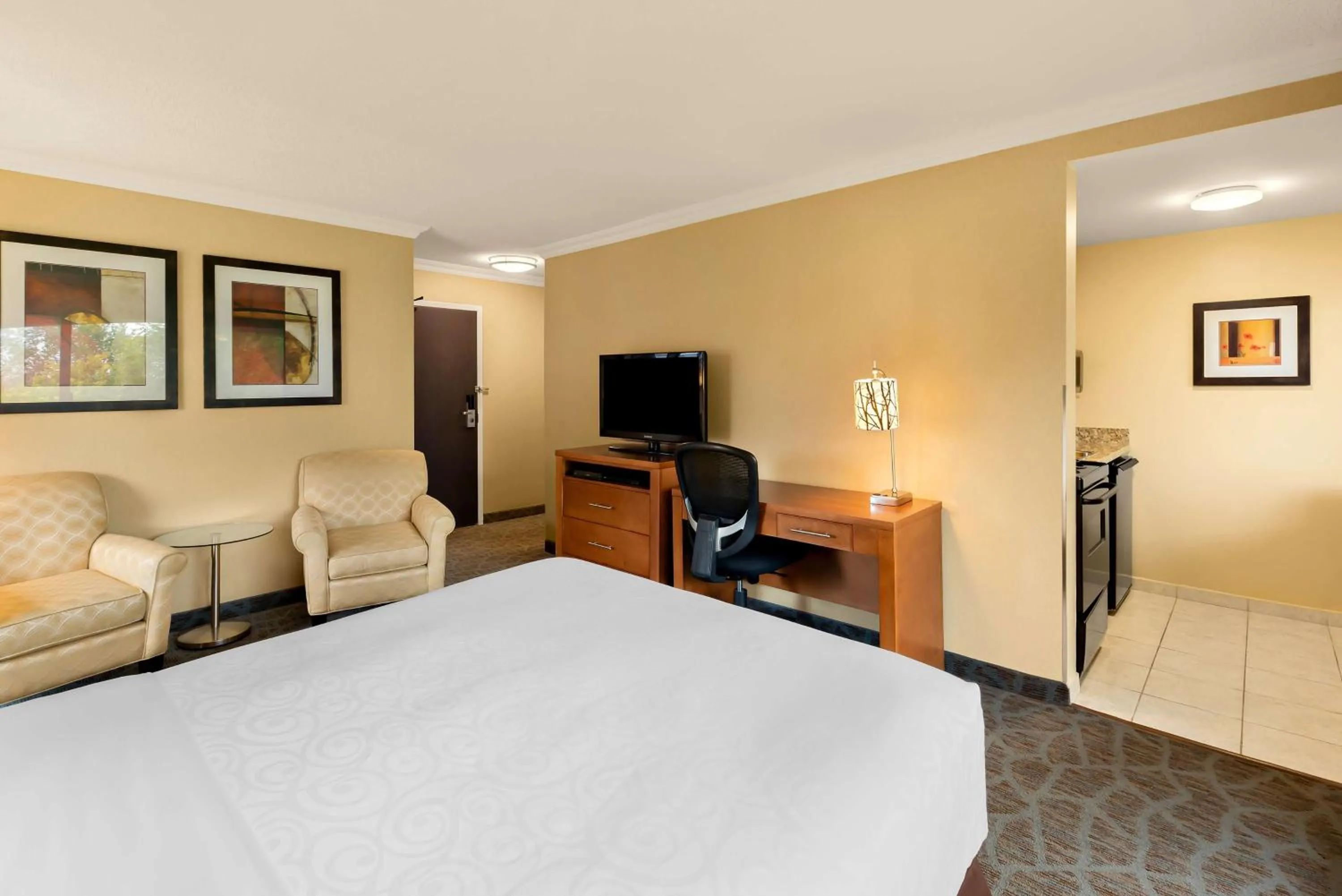 Bedroom, Bed in Best Western PLUS Inner Harbour Hotel