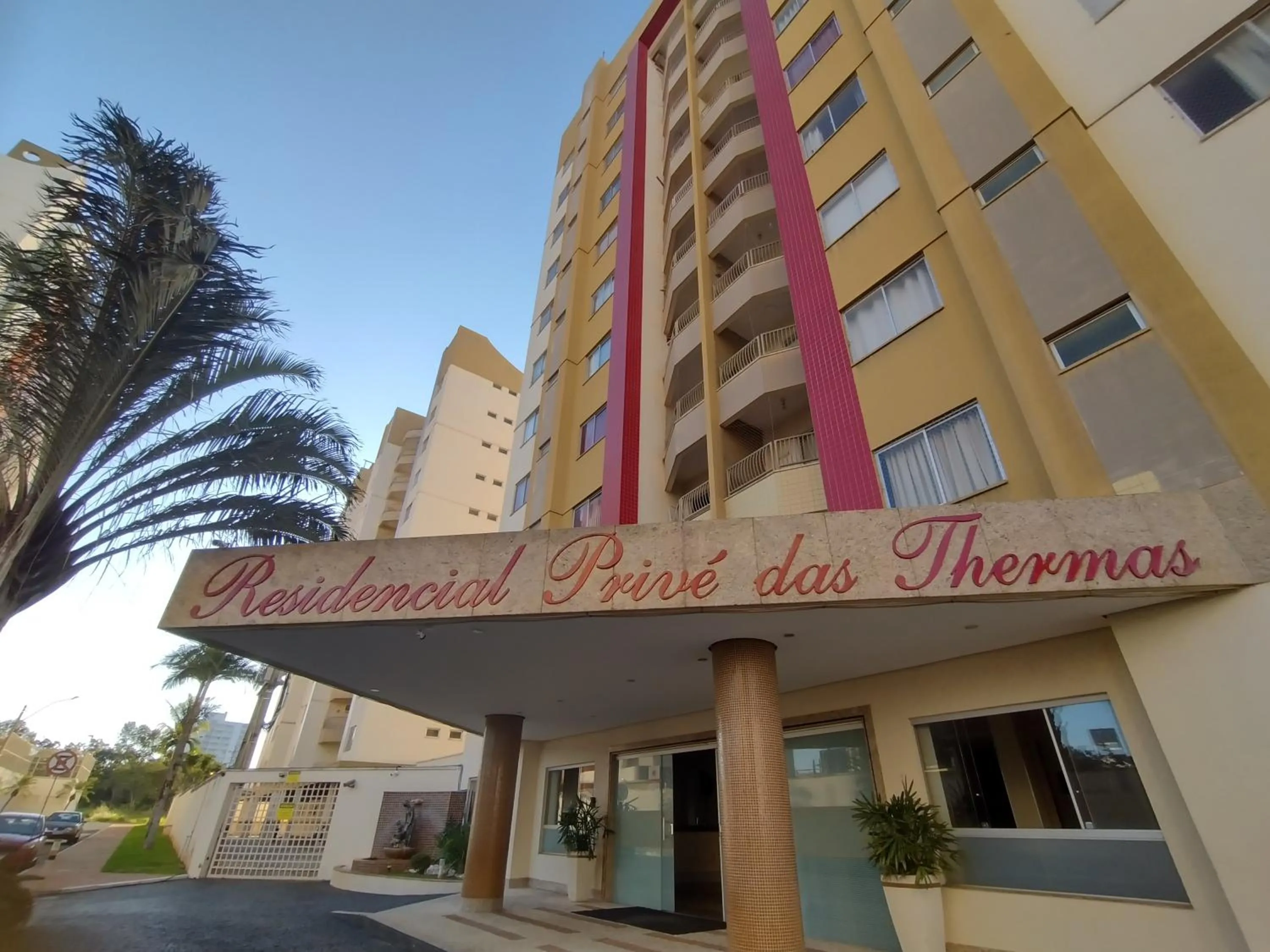 Facade/entrance in Prive das Thermas I Caldas Novas - ACHEI FERIAS - com roupa de cama