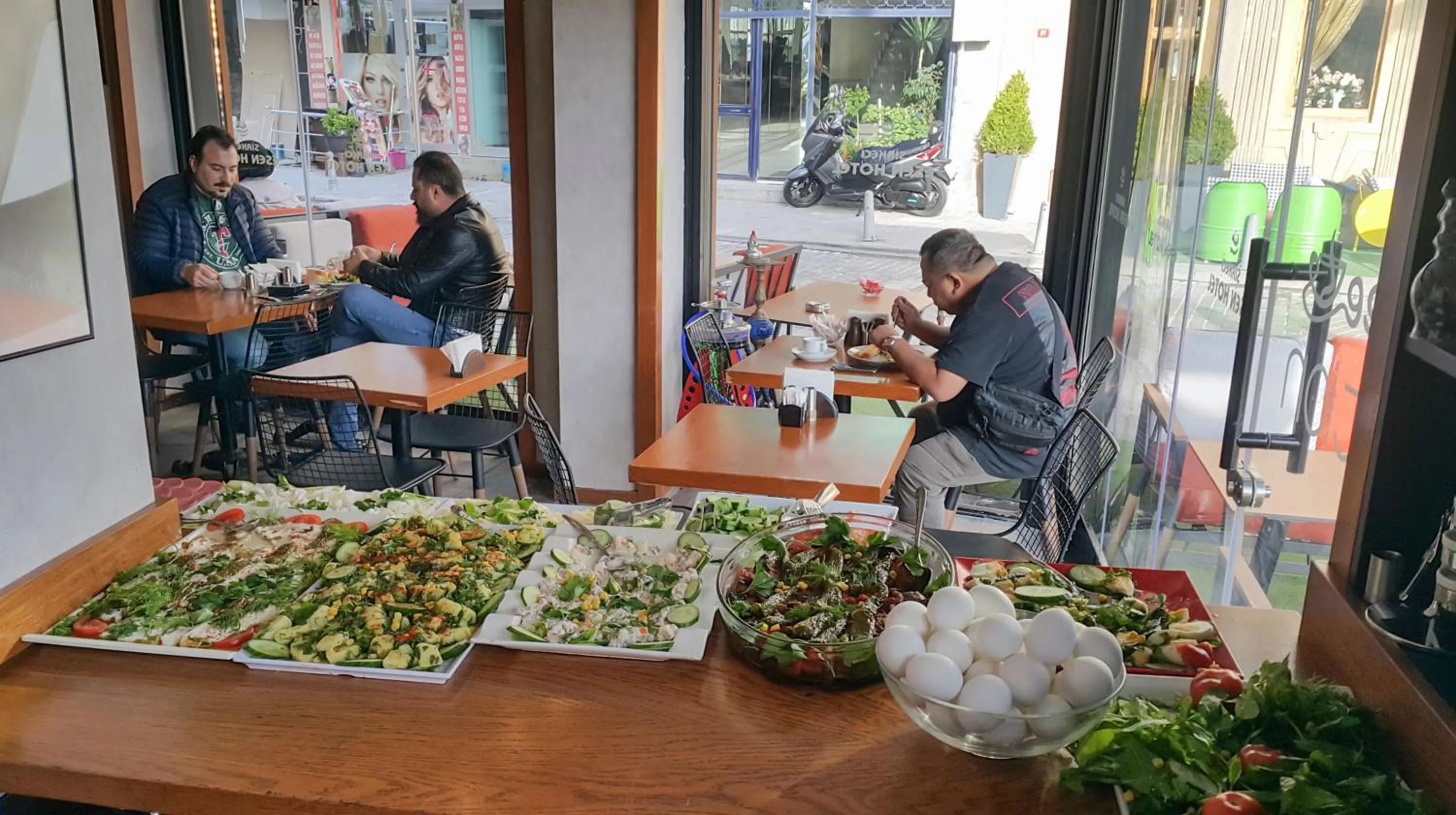 Restaurant/places to eat in Grand Esen Hotel