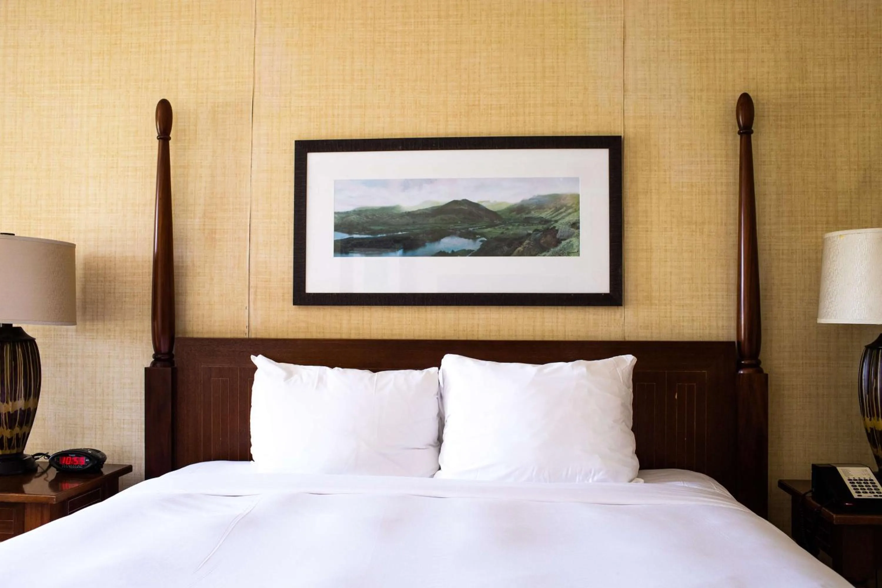 Bedroom, Bed in OUTRIGGER Kaua'i Beach Resort & Spa