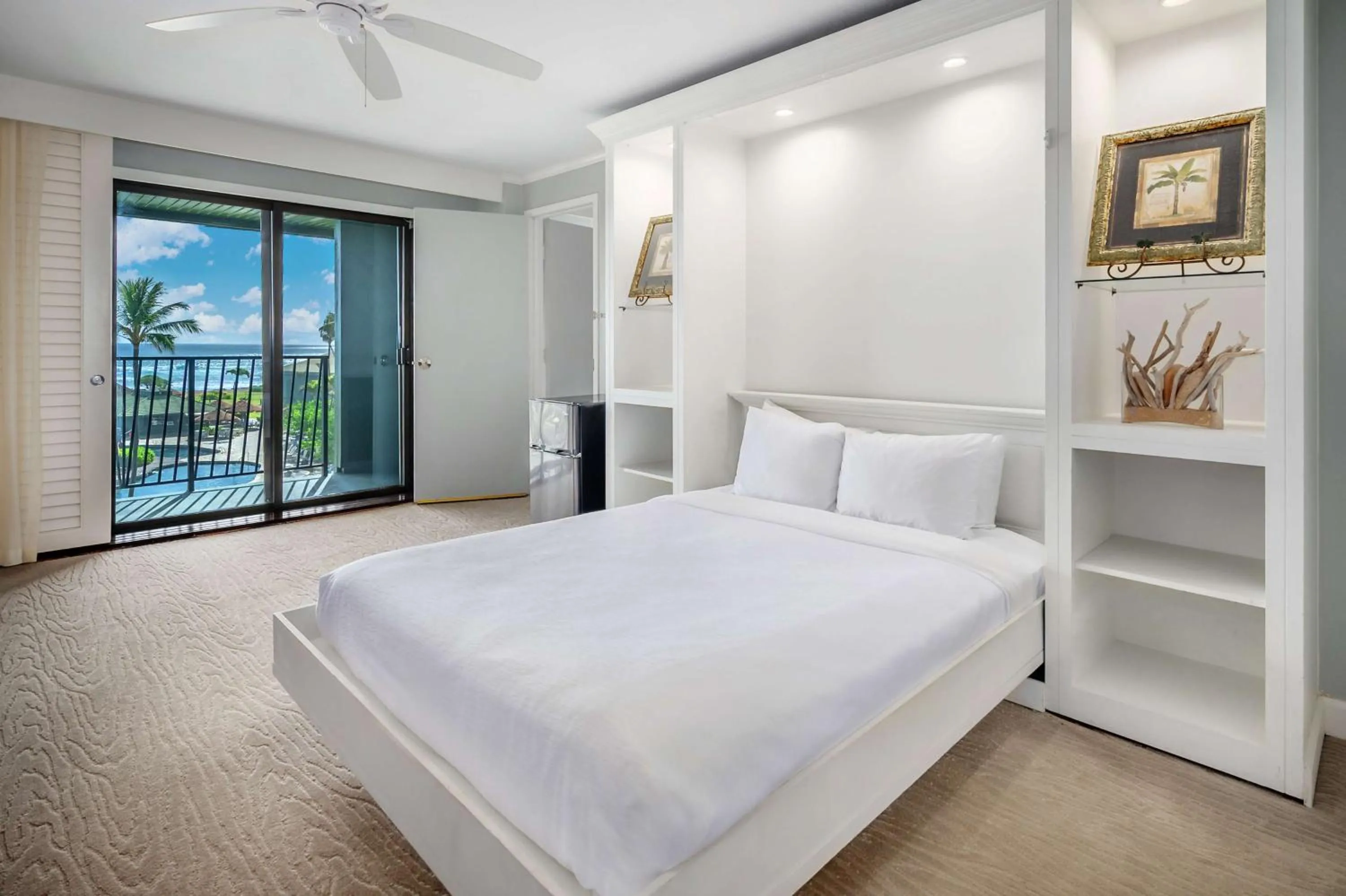 Bed in OUTRIGGER Kaua'i Beach Resort & Spa