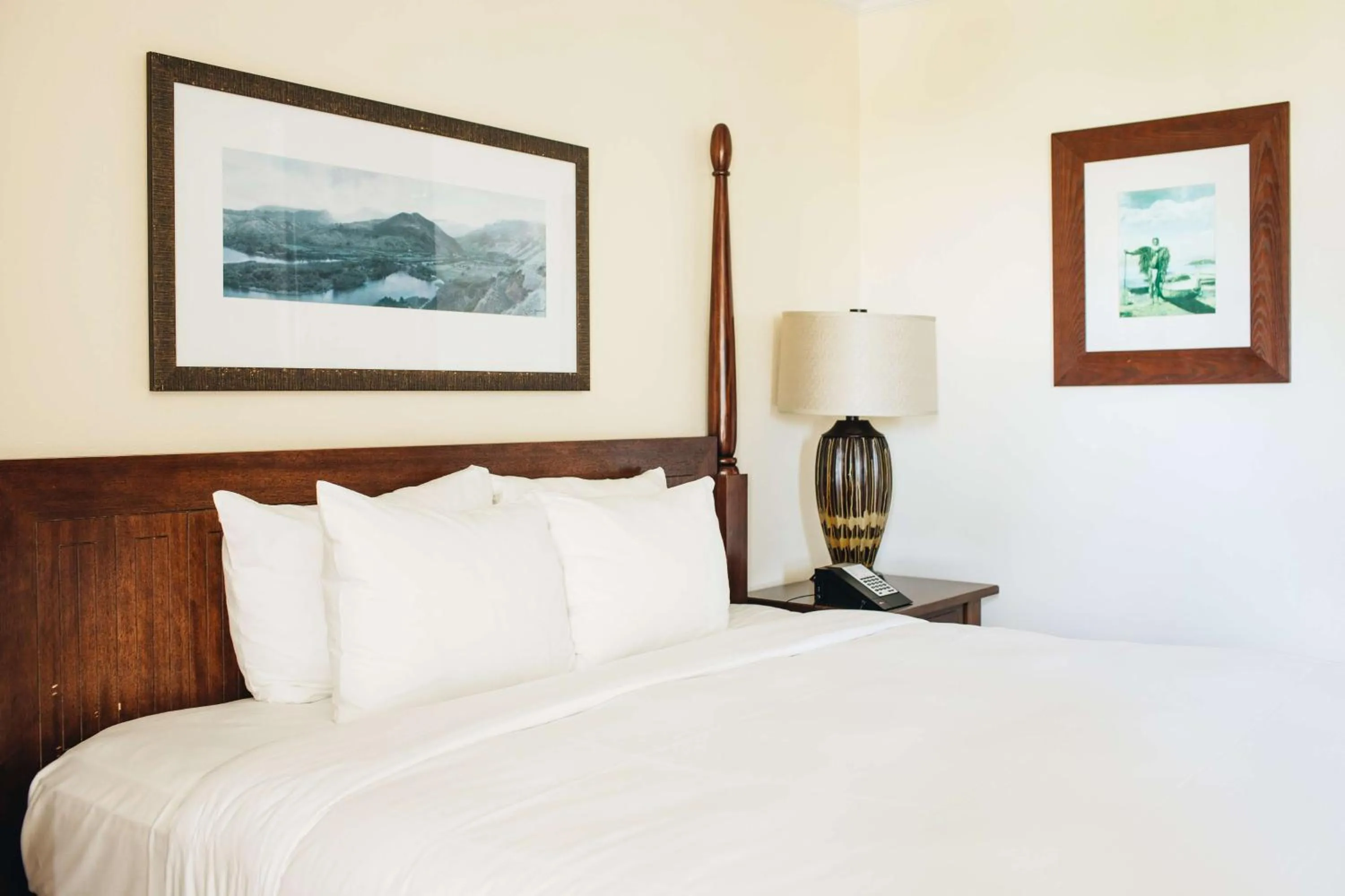 Bedroom, Bed in OUTRIGGER Kaua'i Beach Resort & Spa