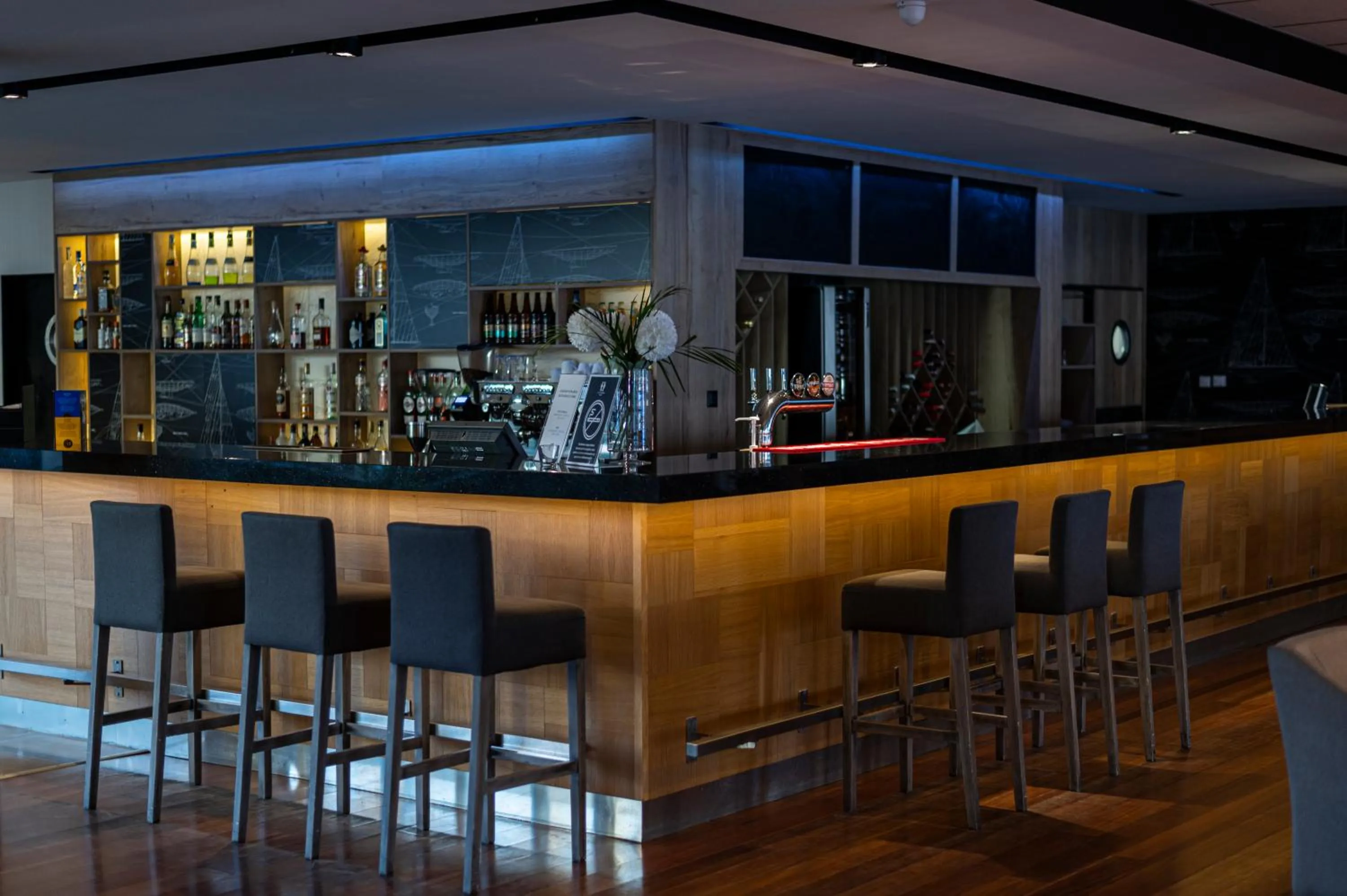 Restaurant/places to eat in Omega Hotel