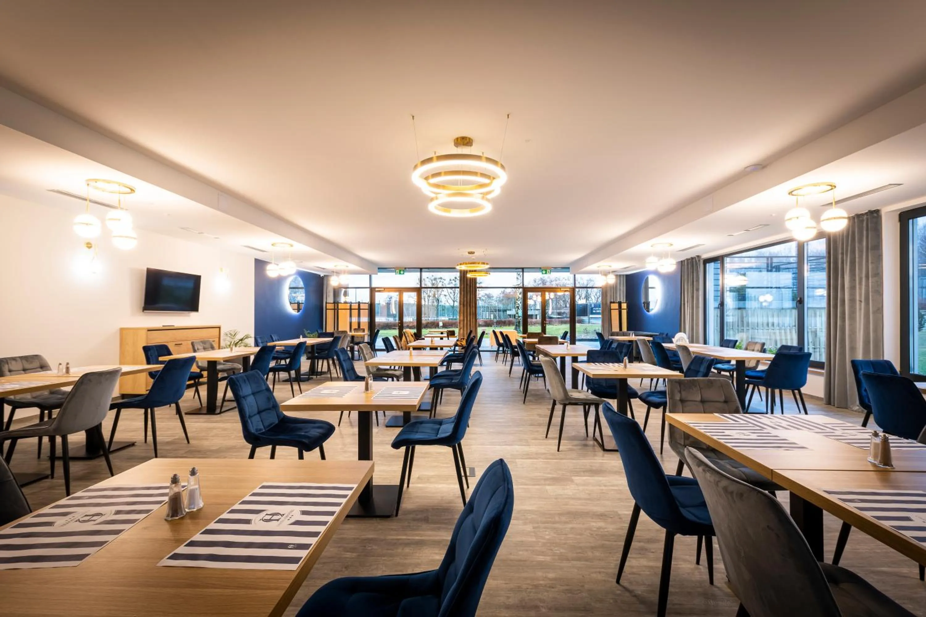 Restaurant/places to eat in Omega Hotel