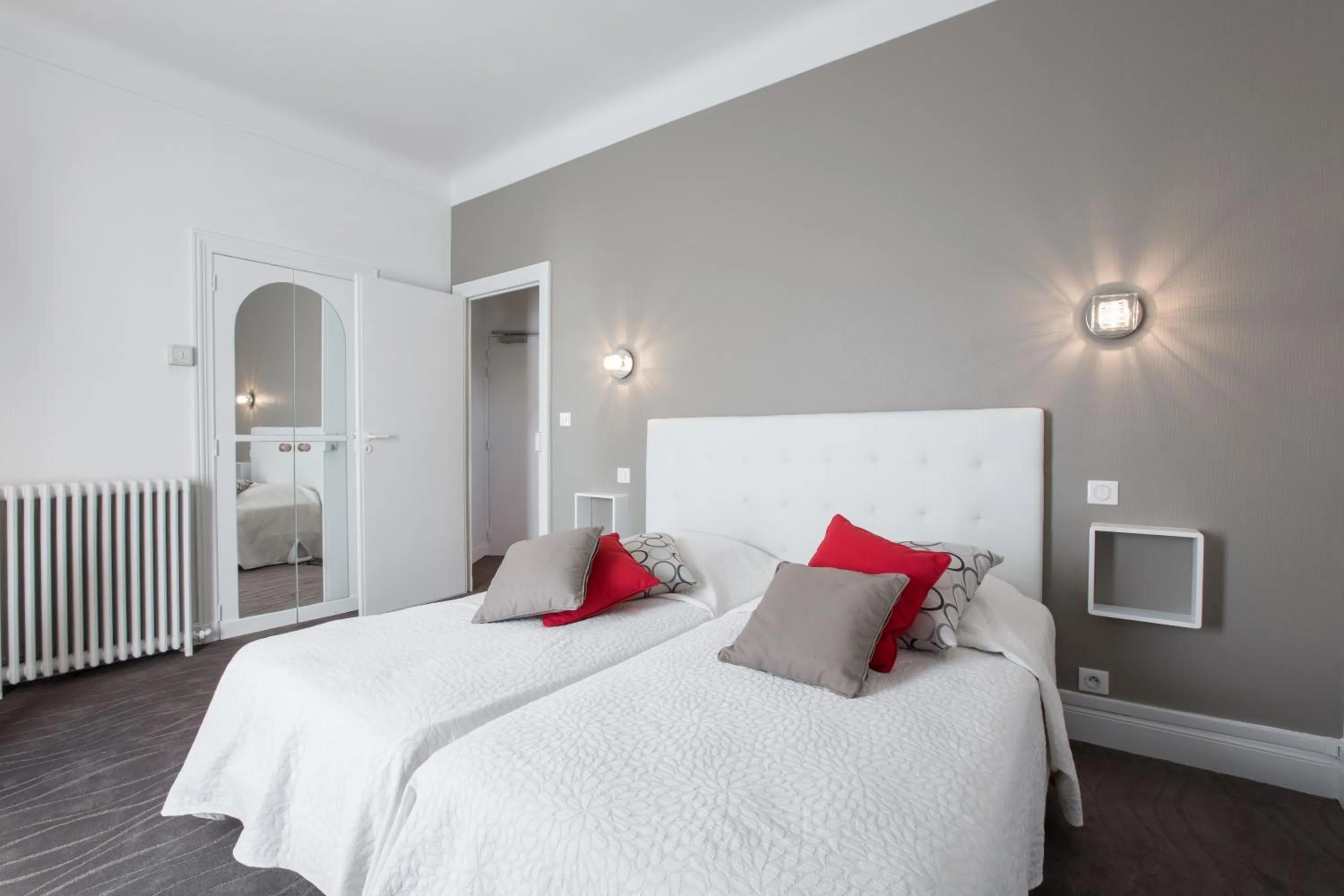 Photo of the whole room, Bed in Hôtel Radio - Teritoria